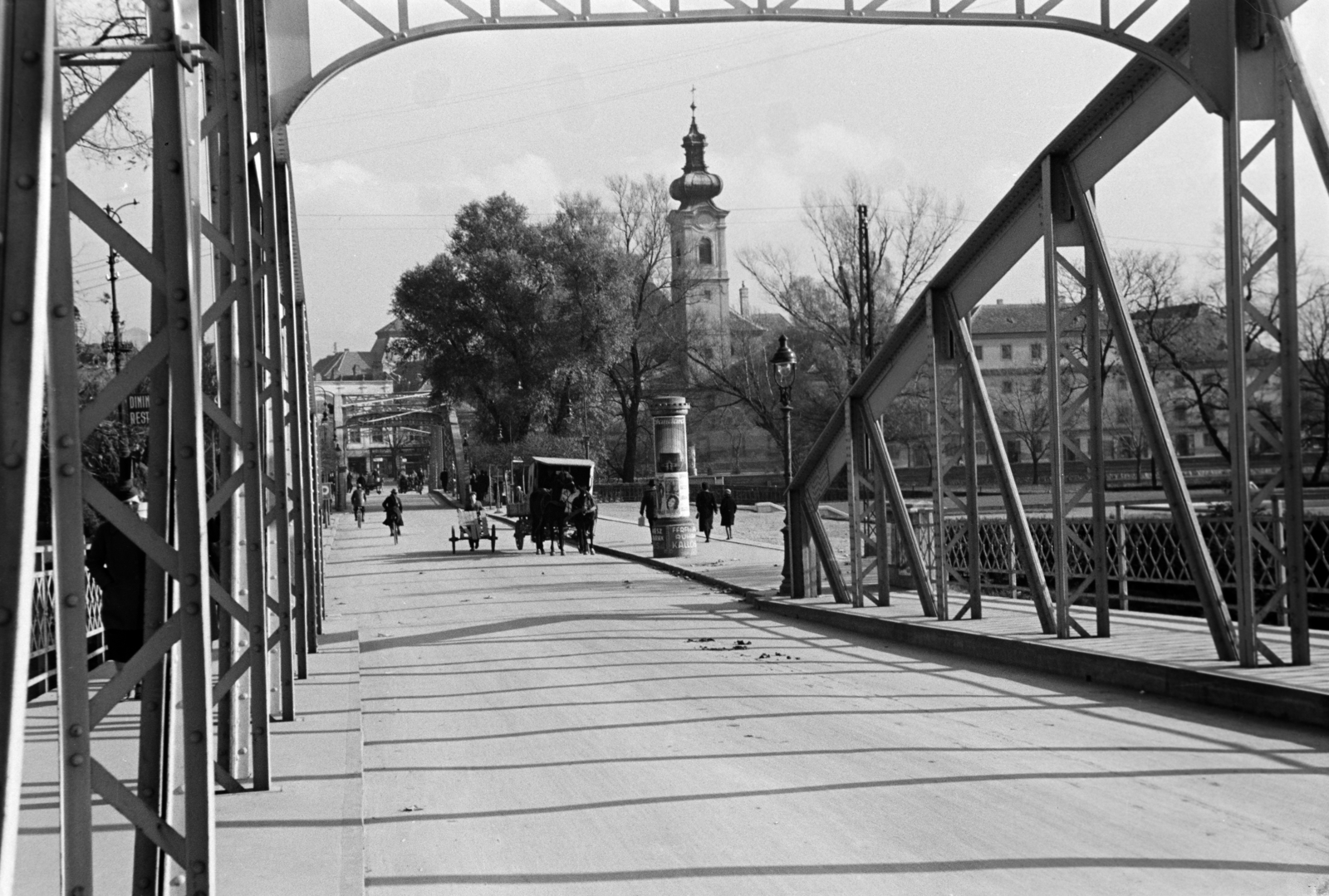 Hungary, Győr, a Kettős híd a Rába folyó felett, túlparton a Bécsi kapu (Erzsébet) téren a Karmelita templom látható., 1938, Nagy István, Horse-drawn carriage, bicycle, bridge, handbarrow, Fortepan #264165