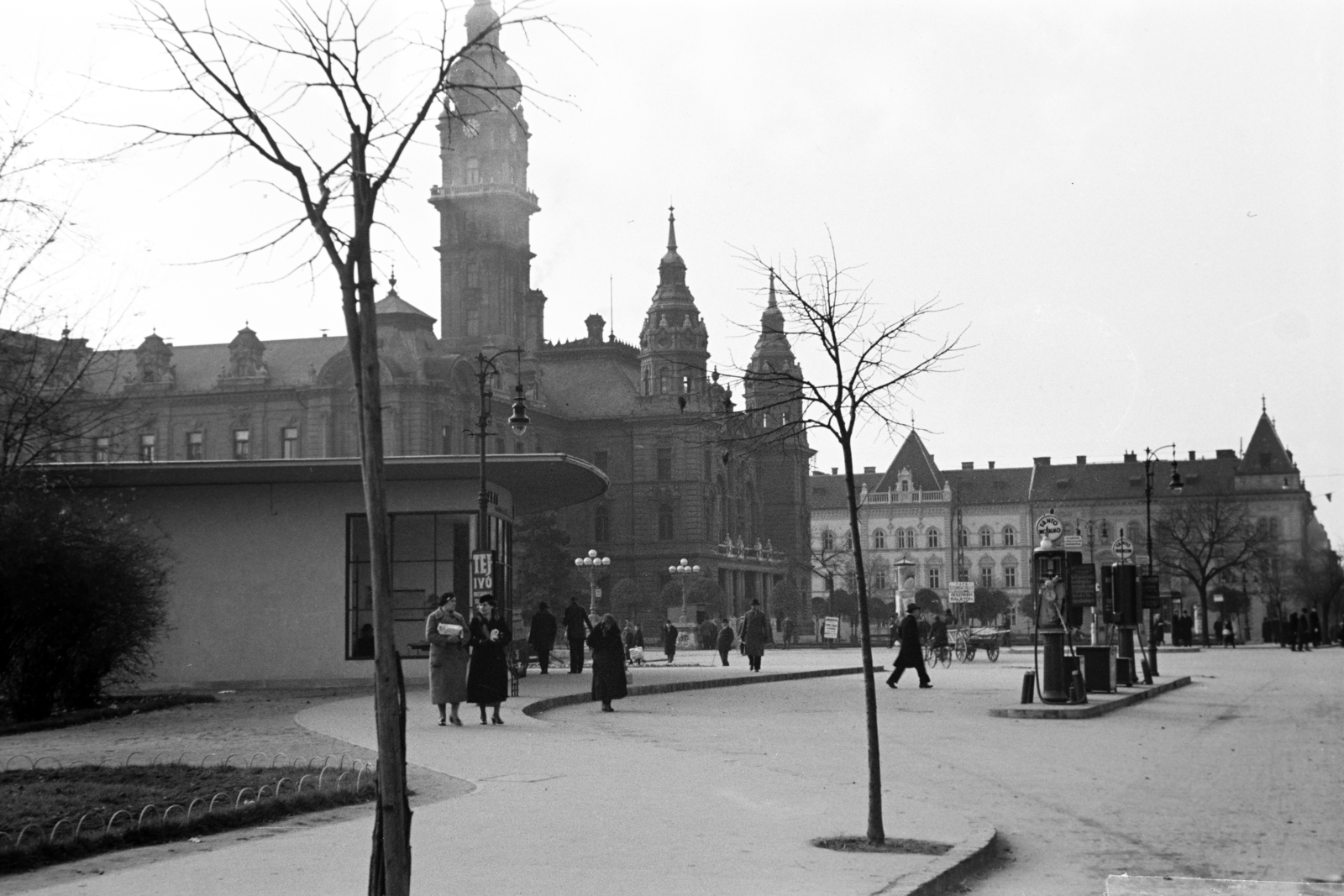Hungary, Győr, Szent István út, balra a Városháza látható., 1938, Nagy István, public building, gas station, Fortepan #264166