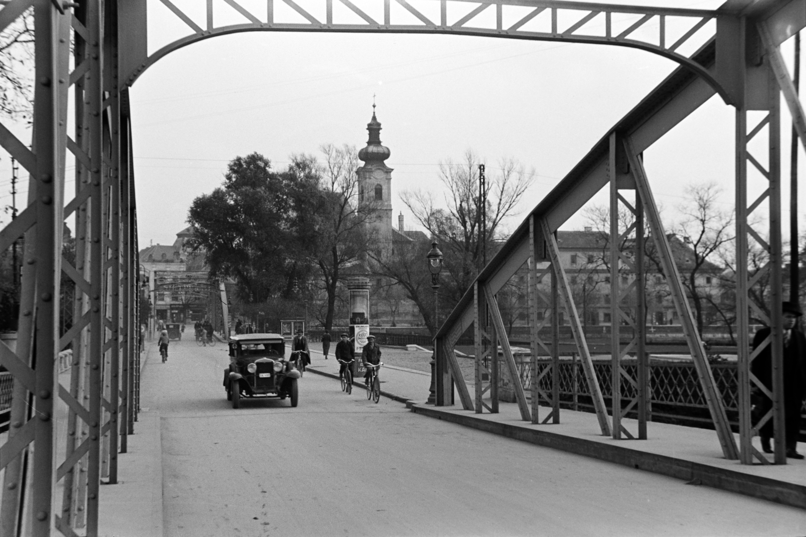 Hungary, Győr, a Kettős híd a Rába folyó felett, túlparton a Bécsi kapu (Erzsébet) téren a Karmelita templom látható., 1938, Nagy István, bicycle, bridge, Fortepan #264169