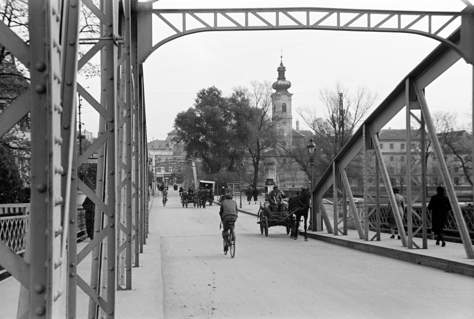 Hungary, Győr, a Kettős híd a Rába folyó felett, túlparton a Bécsi kapu (Erzsébet) téren a Karmelita templom látható., 1938, Nagy István, Horse-drawn carriage, bicycle, bridge, Fortepan #264170