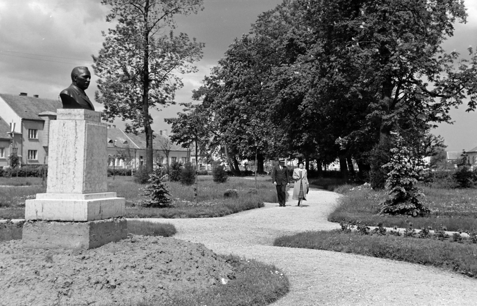 Magyarország, Szombathely, Gayer park, Gáyer Gyula-emlékmű, Meyer Sándor alkotása (1937)., 1938, Nagy István, Nagy József, szobor, park, séta, Fortepan #264180