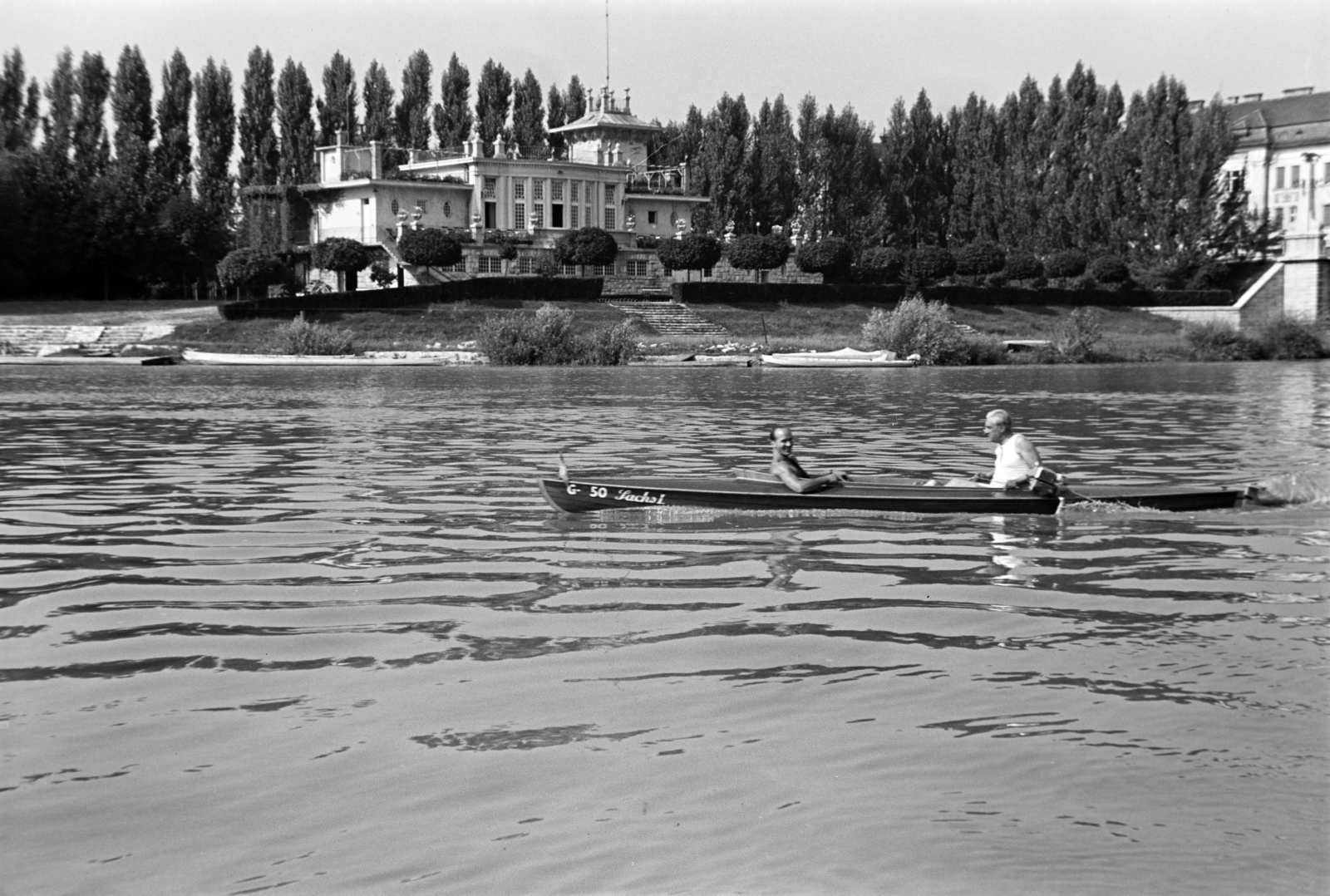 Hungary, Győr, Mosoni-Duna a Rába torkolata és a Kossuth híd között. Szemben a Győri Torna és Evezős Egylet (később Rába ETO, ma Győri Vízügy-Spartacus Evezős Klub) csónakháza., 1938, Nagy István, Fortepan #264187