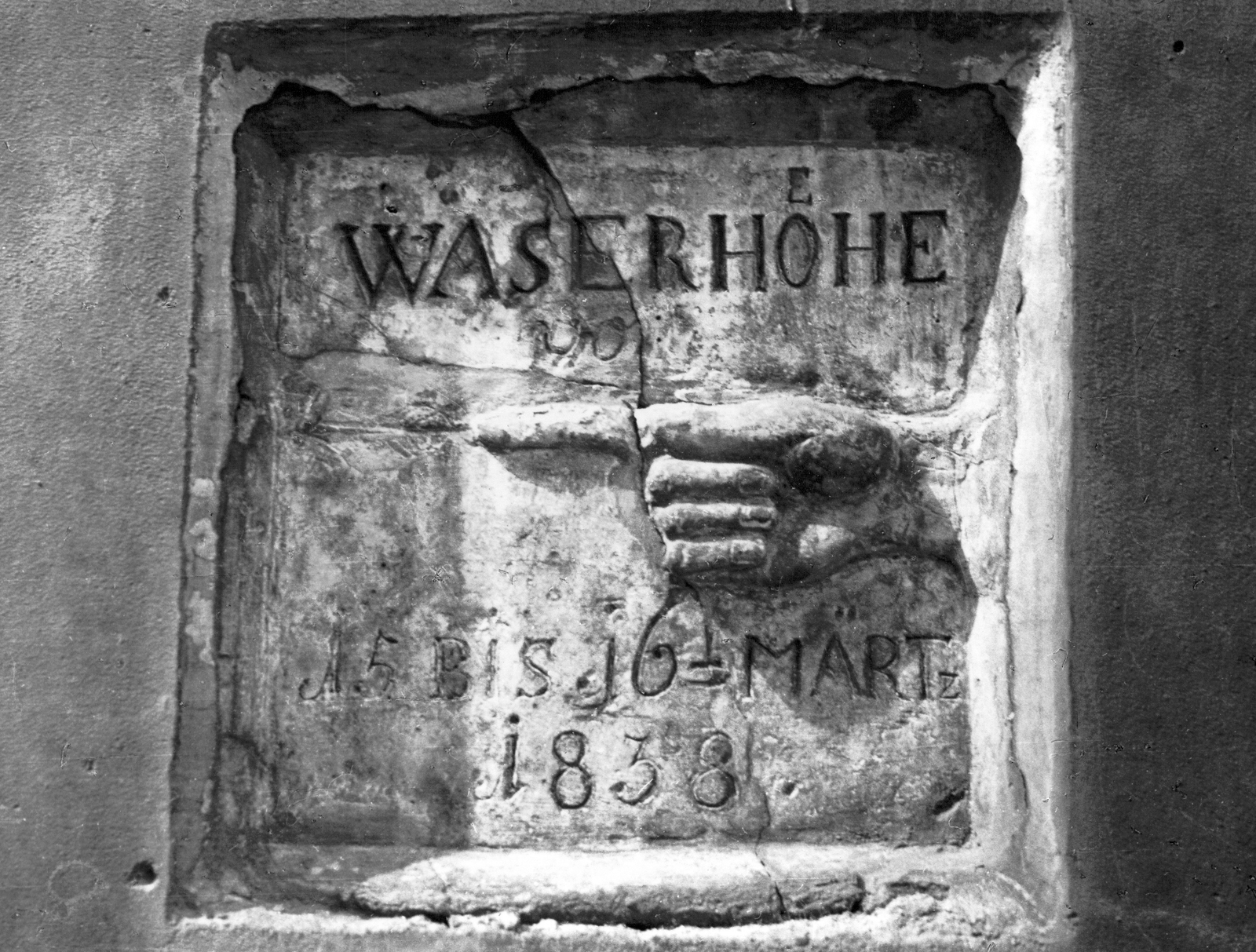 Hungary, Budapest IX., Ráday utca 51., az 1838-as árvíz emléktáblája., 1978, Ferencvárosi Helytörténeti Gyűjtemény, flood, memorial plaque, Budapest, hand, Fortepan #26419