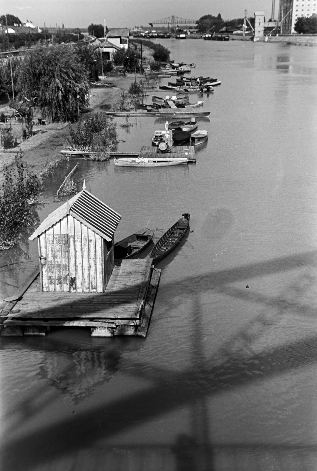 Hungary, Győr, rálátás a Kossuth hídról, a Mosoni-Duna révfalú felőli partjára, jobbra a távolban az elevátor és a kikötő daruja látszik., 1938, Nagy István, Fortepan #264201