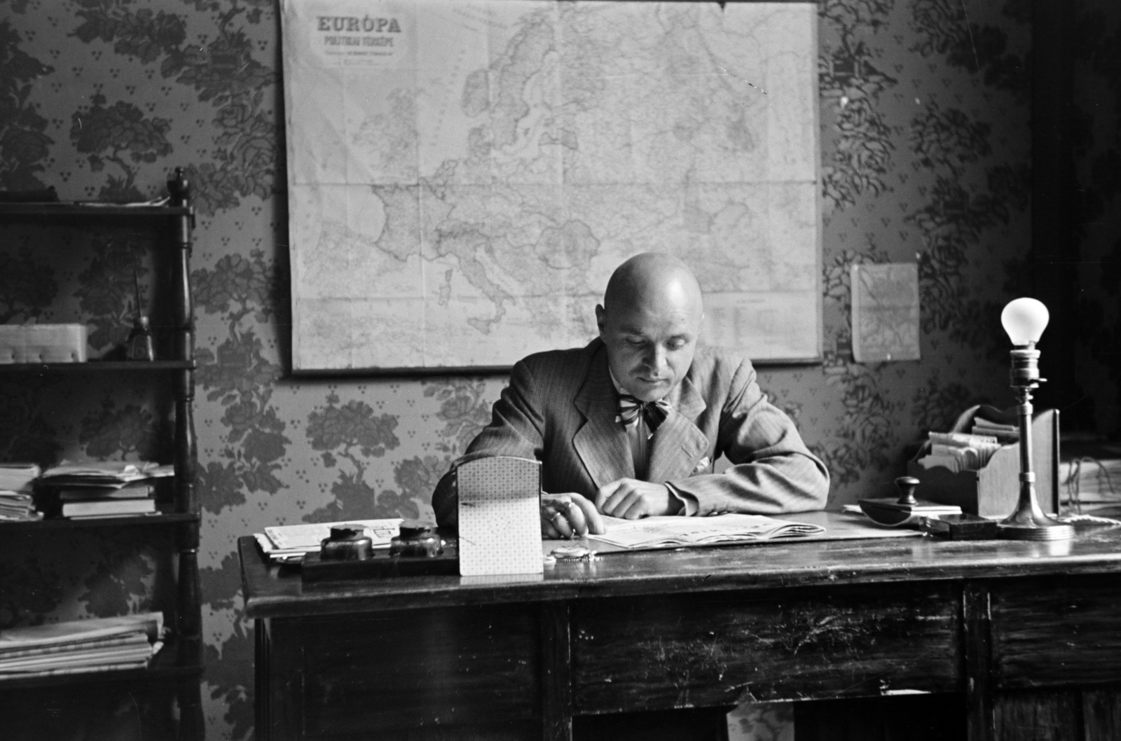 Hungary, Győr, Bisinger József sétány 16., az MTI szerkesztőségének vezetője Nagy József., 1938, Nagy István, Best of, portrait, map, desk, bald, Fortepan #264211