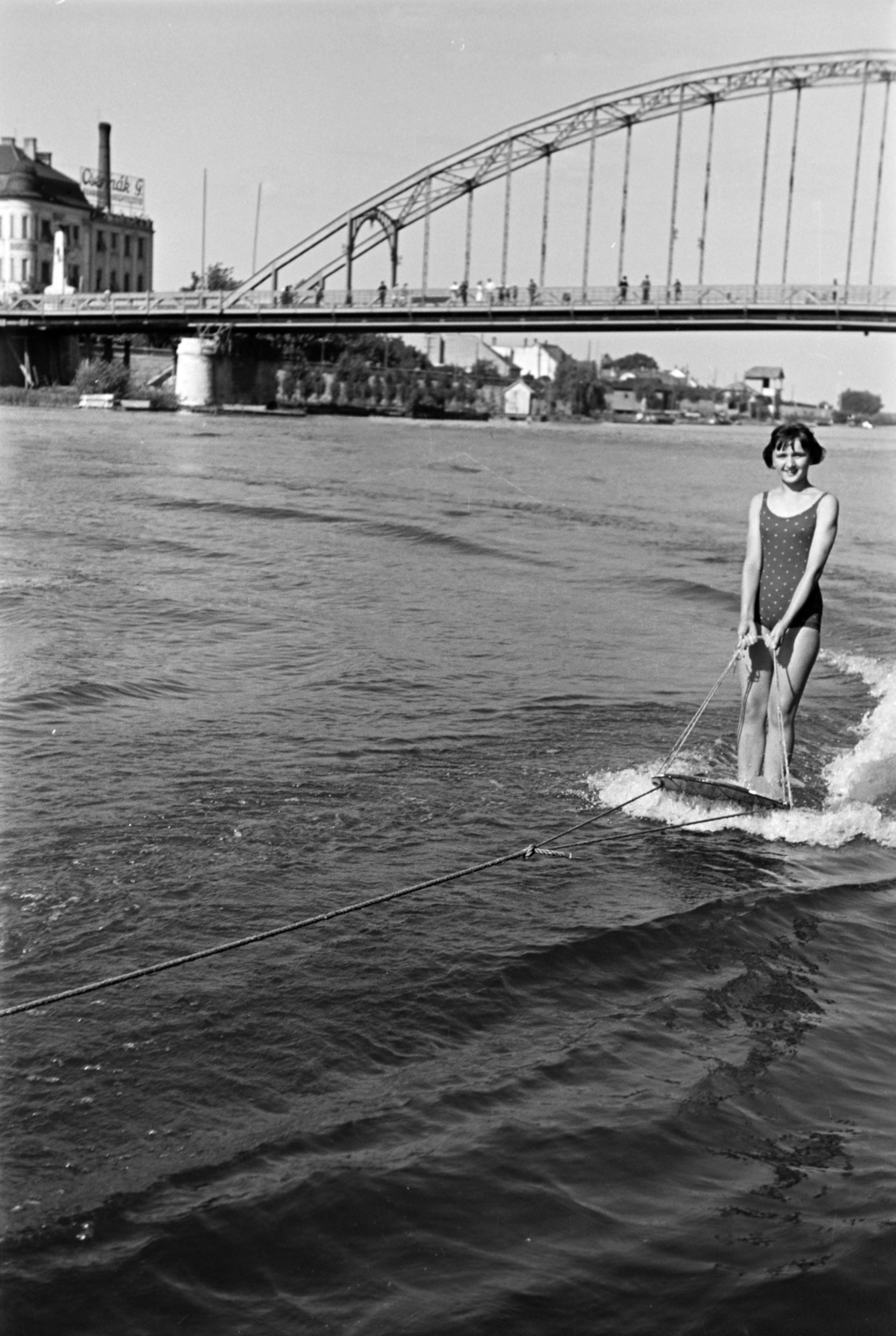 Hungary, Győr, "vízideszkázó" a Mosoni-Dunán, háttérben a Kossuth híd., 1938, Nagy István, water ski, water sports, Fortepan #264216