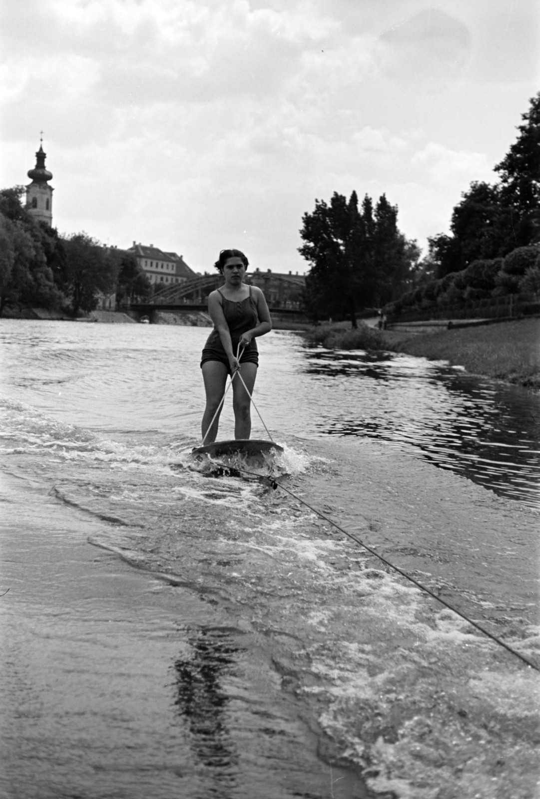 Magyarország, Győr, a Rába folyó a Radó-sziget mellett, háttérben balra a Bécsi (Erzsébet) kapu téren a Karmelita templom, ettől jobbra a Kettős híd., 1938, Nagy István, Nagy József, portré, Fortepan #264219