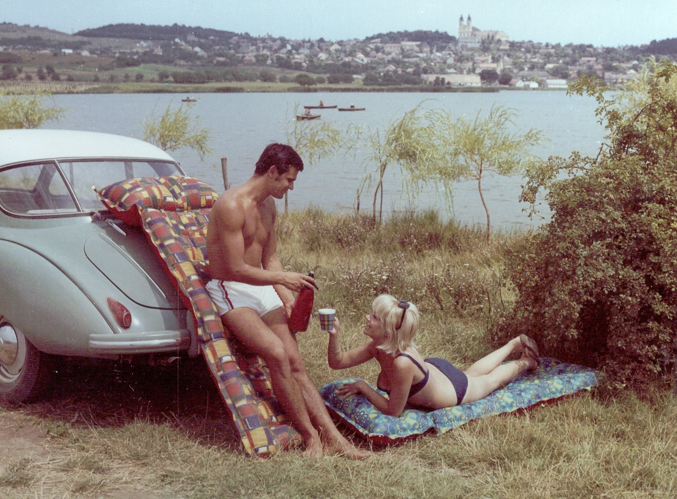 Magyarország,Balaton, Tihany, Belső-tó. A Palma Gumigyár reklámfotója., 1969, Ferencvárosi Helytörténeti Gyűjtemény, reklám, színes, DKW-márka, gumimatrac, manöken, Taurus-márka, DKW F93, gumiipar, Fortepan #26422