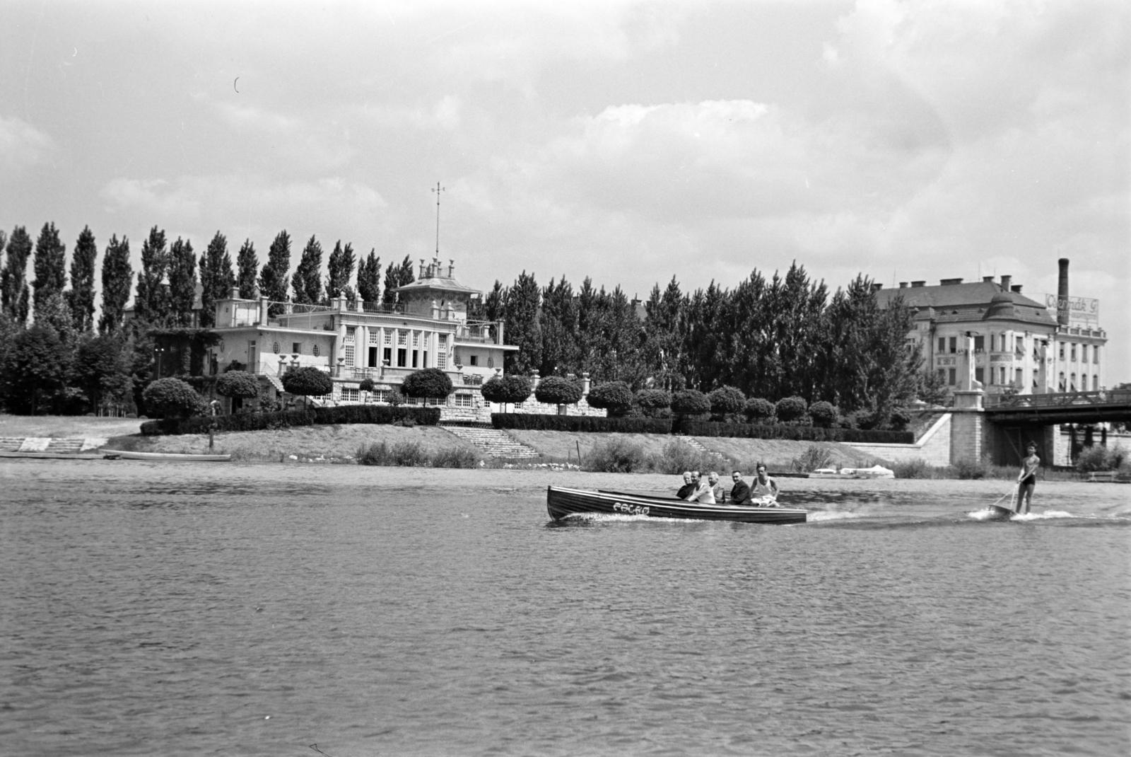 Hungary, Győr, "vízideszkázó" a Mosoni-Dunán, háttérben a Győri Torna a Győri Torna és Evezős Egylet (később Rába ETO, ma Győri Vízügy-Spartacus Evezős Klub) csónakháza és a Kossuth híd., 1938, Nagy István, Fortepan #264220