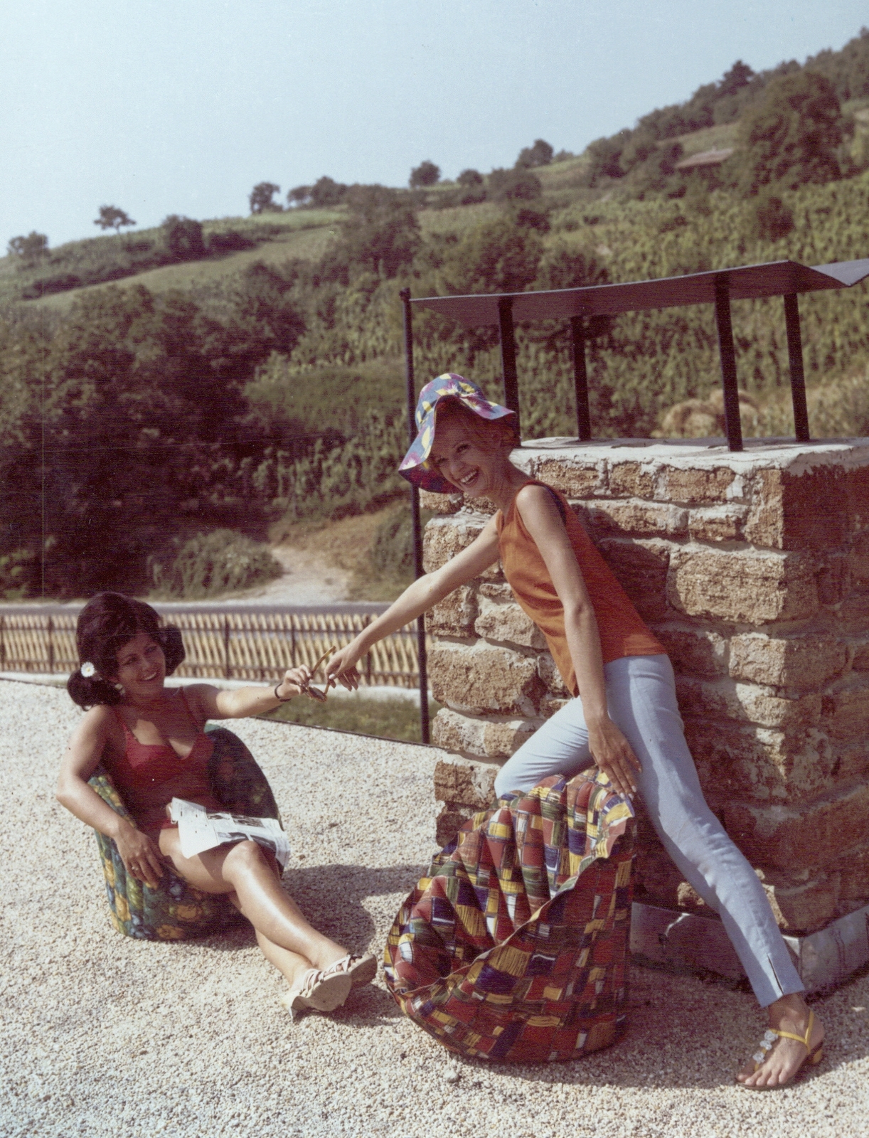 Hungary,Lake Balaton, Tihany, Cserhegy, a BMW autóklub társasüdülője. A Palma Gumigyár reklámfotója., 1969, Ferencvárosi Helytörténeti Gyűjtemény, ad, colorful, jesting, fun, Taurus-brand, rubber industry, Fortepan #26423