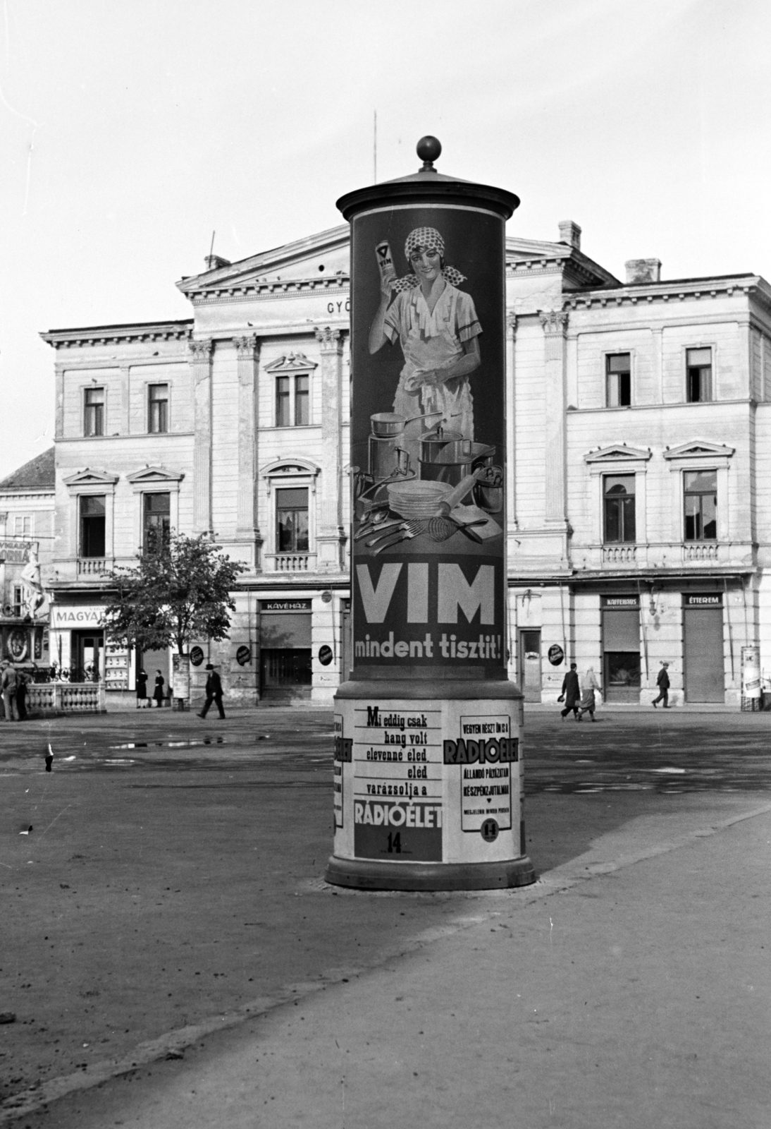 Hungary, Győr, Széchenyi tér, a hirdetőoszlop hátterében a Lloyd-palota / Vigadó., 1938, Nagy István, poster, ad pillar, VIM-brand, Fortepan #264245