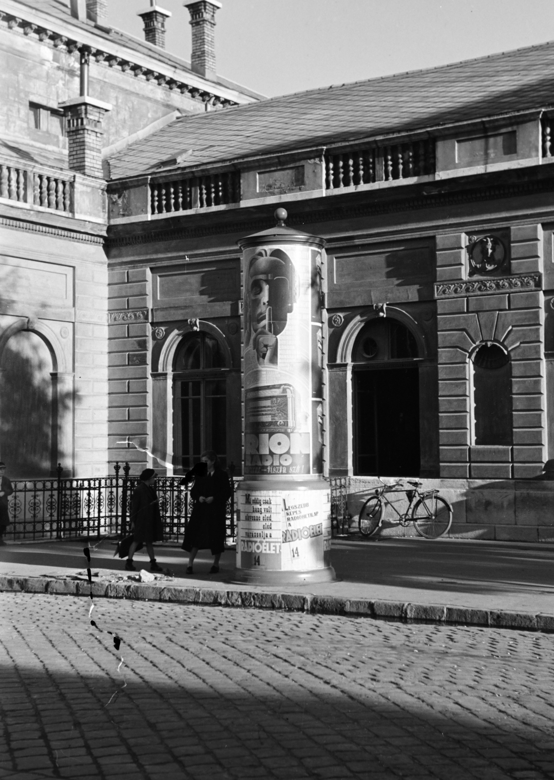 Hungary, Győr, Révai Miklós utca, hírdetőoszlop a vasútállomás előtt., 1938, Nagy István, poster, ad pillar, Fortepan #264246