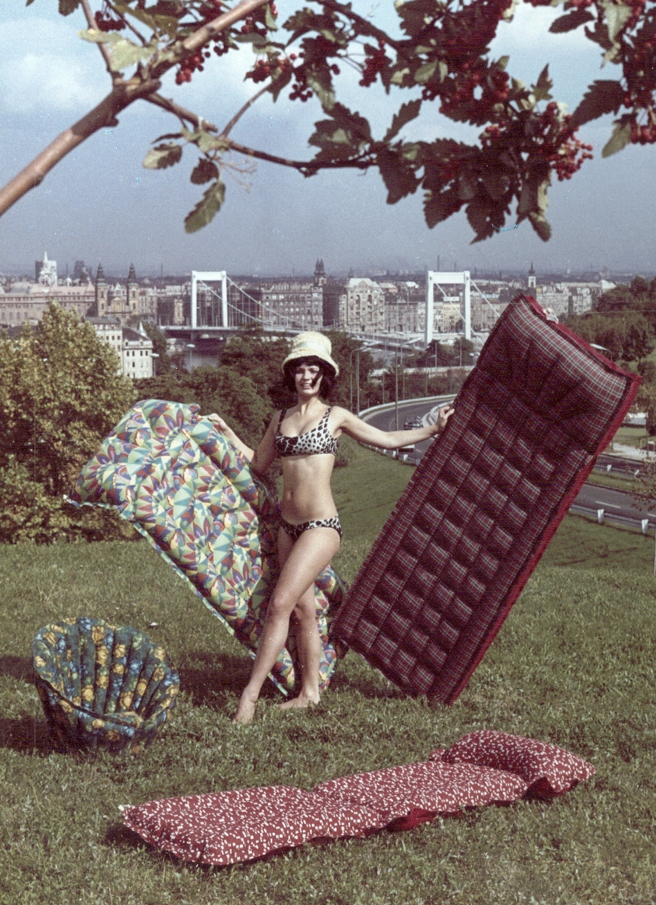 Magyarország, Tabán, Budapest I., A Palma Gumigyár reklámfotója., 1969, Ferencvárosi Helytörténeti Gyűjtemény, reklám, színes, gumimatrac, manöken, Budapest, Pálma-márka, Taurus-márka, gumiipar, Fortepan #26425