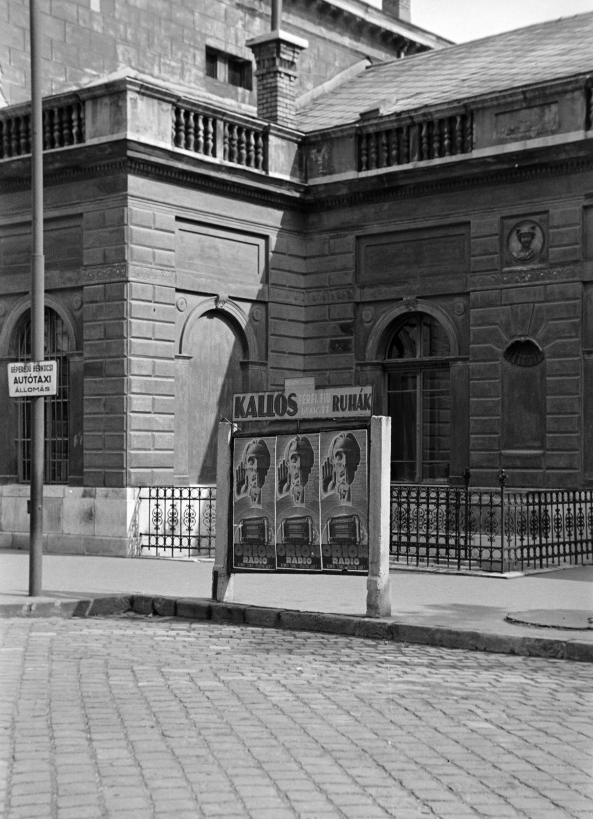 Hungary, Győr, Révai Miklós utca, hírdetőtábla a vasútállomás előtt., 1938, Nagy István, poster, billboard, Fortepan #264250