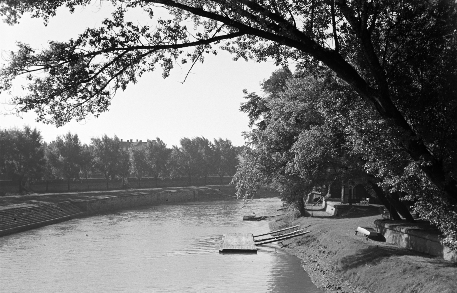 Hungary, Győr, kilátás a Kettős hídról déli irányba, jobbra a Radó-sziget., 1939, Nagy István, shore, river, Fortepan #264266