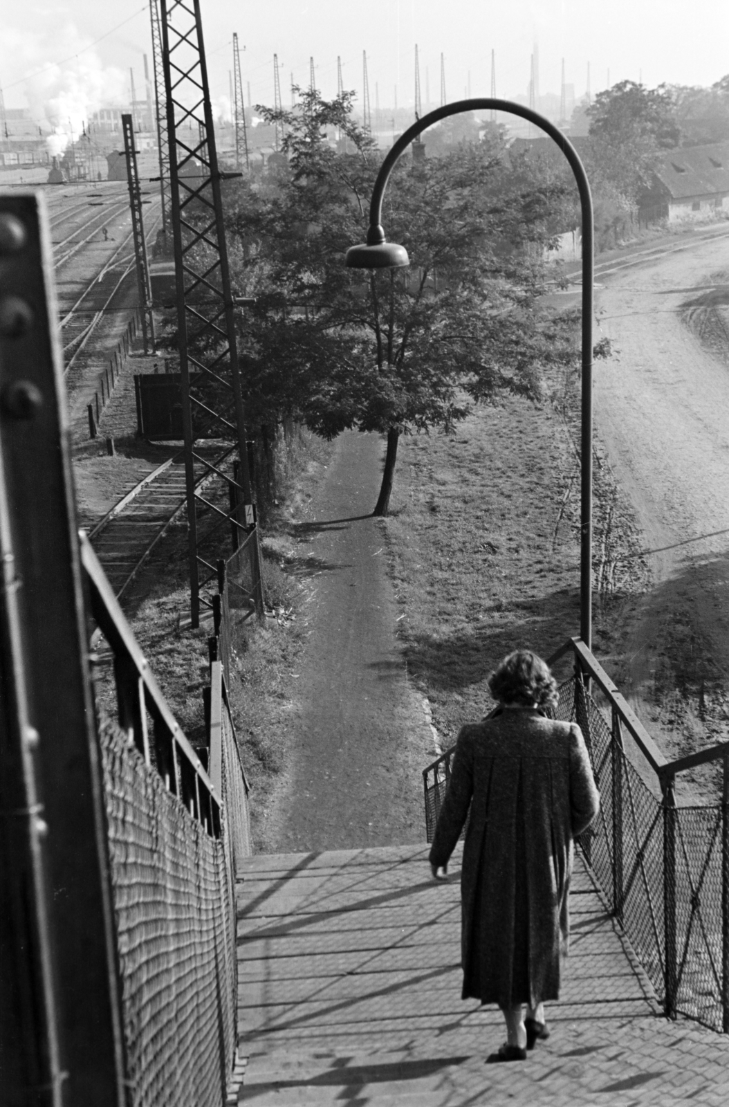 Hungary, Győr, a vasútállomás keleti oldalán lévő, a vágányok feletti gyalogoshíd lejárója. Balra a háttérben a teherpályaudvar, jobbra az Eszperantó (Sopron) út Mészáros Lőrinc utca (Mészárosmajor) felé vezető szakasza., 1939, Nagy István, back, stairs, Fortepan #264272
