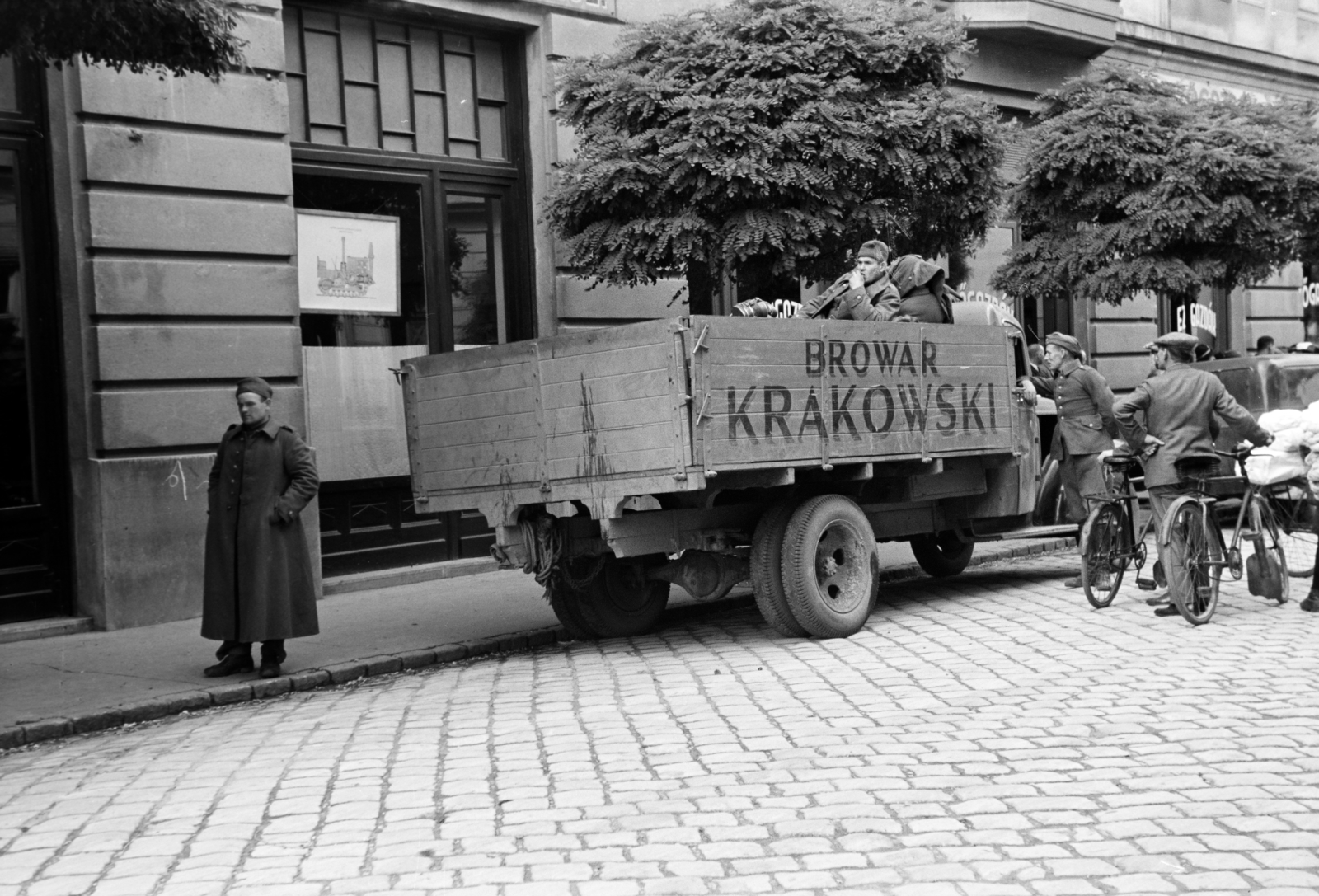 Magyarország, Győr, Árpád út 42., lengyel menekült katonák és teherautójuk a Magyar Mezőgazdák Szövetkezete Győrvidéki Kirendeltsége előtt., 1939, Nagy István, Nagy József, teherautó, lengyel katona, lengyel felirat, sörgyár, menekült, kerékpár, Fortepan #264275