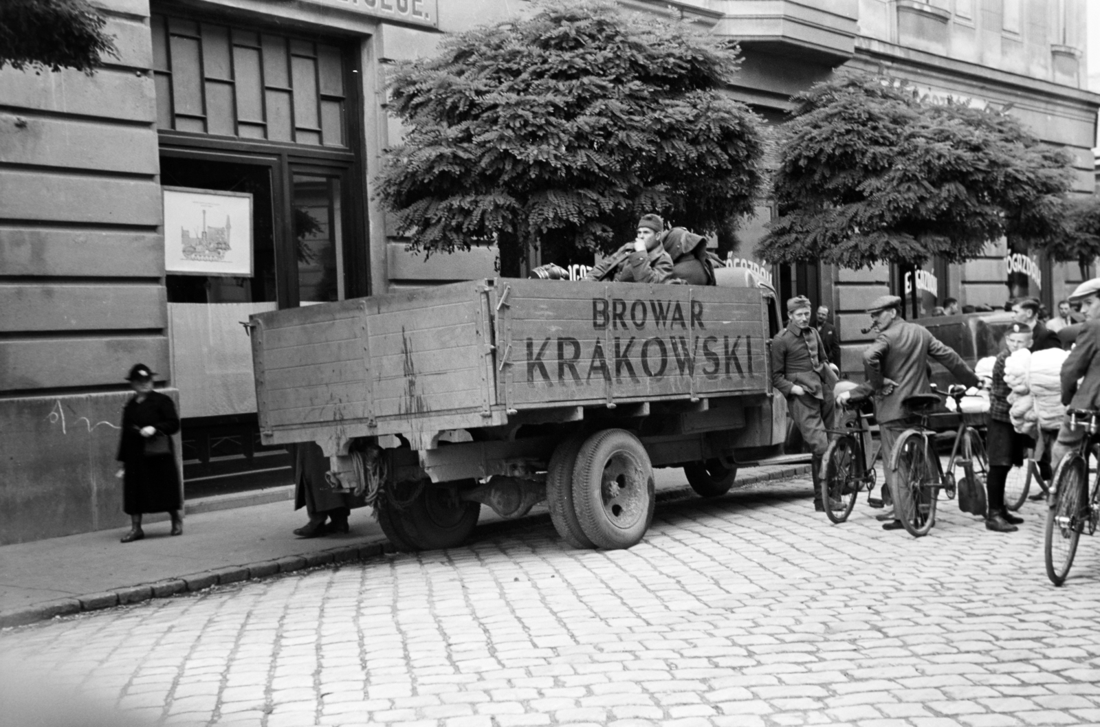 Hungary, Győr, Árpád út 42., lengyel menekült katonák és teherautójuk a Magyar Mezőgazdák Szövetkezete Győrvidéki Kirendeltsége előtt., 1939, Nagy István, commercial vehicle, Polish soldier, Polish sign, beer factory, refugee, bicycle, Fortepan #264276