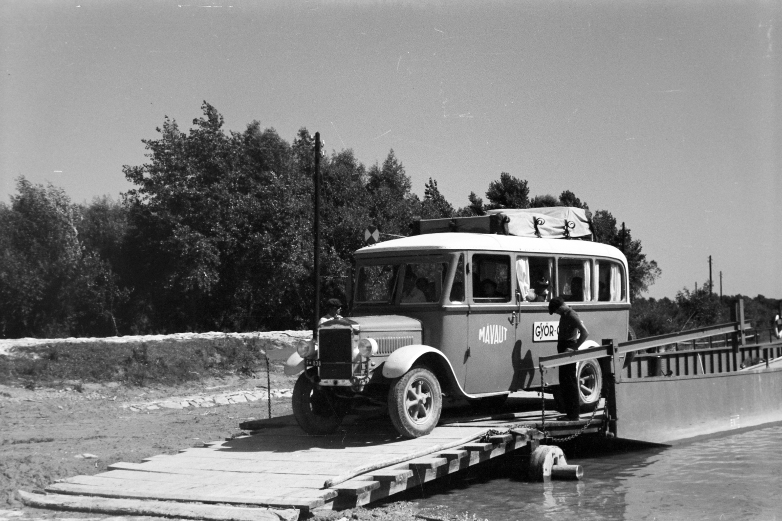 Slovakia, Duna-part, a Győr és Galánta között közlekedő MÁVAUT autóbuszjárat a Szigetköz és Medve közötti kompon., 1939, Nagy István, Best of, Fortepan #264295