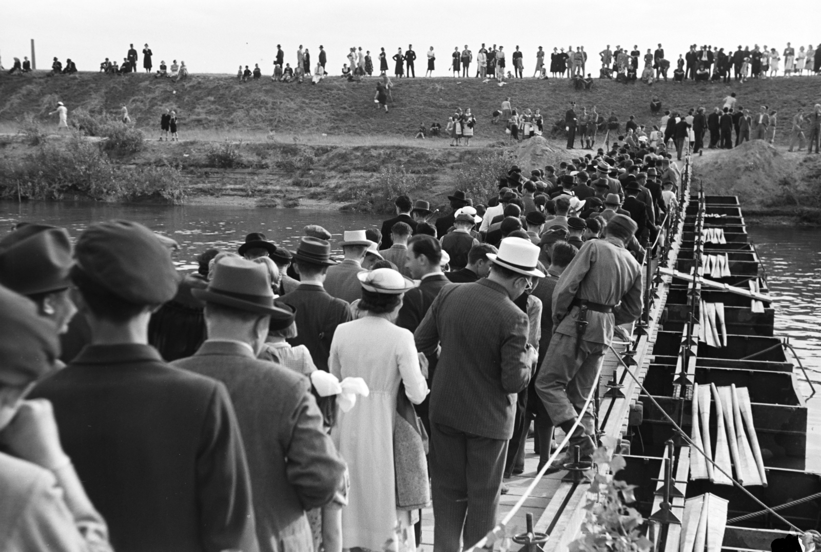 Magyarország, Győr, a hecsepusztai repülőtér megnyitójára érkező közönség az Iparcsatornán kel át az ideiglenes hídon 1939. június 4-én., 1939, Nagy István, Nagy József, Best of, híd, Fortepan #264310