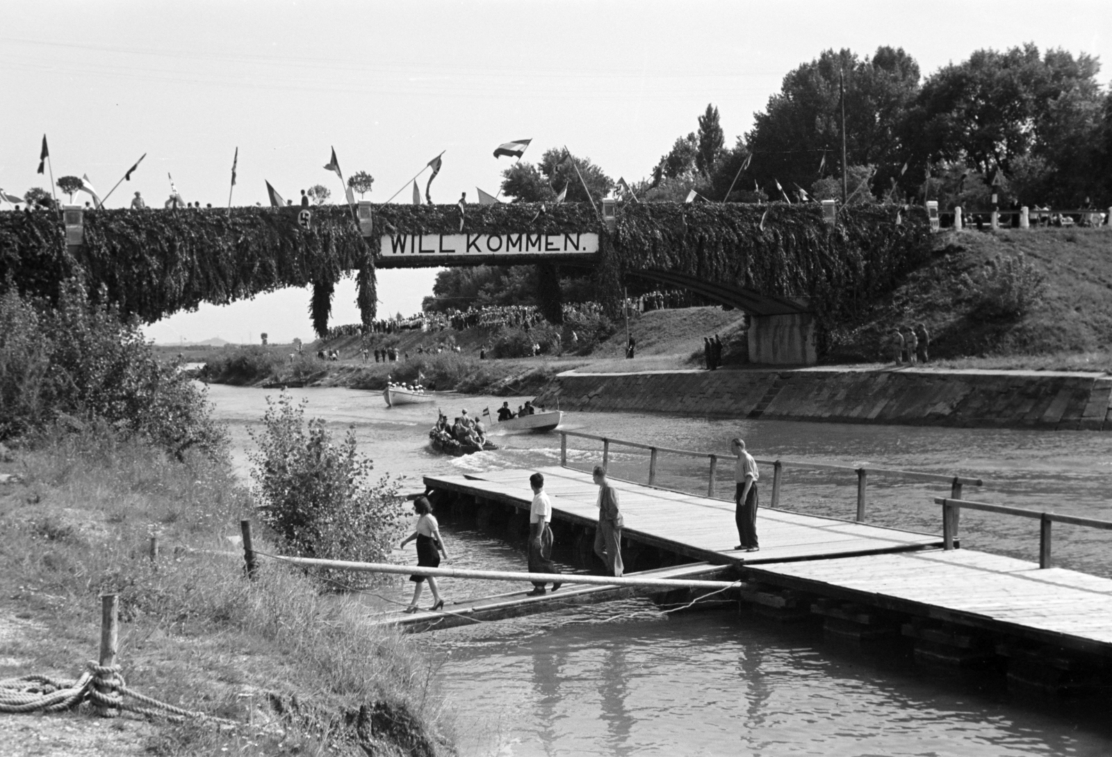 Hungary, Győr, a diadalkapuként feldíszített Iparcsatorna feletti betonhíd, a Hitlerjugend westfáliai tengerészalakulatának fogadásakor. A felvétel 1939. augusztus 20-án készült., 1939, Nagy István, Danube, bridge, label, pier, Fortepan #264327