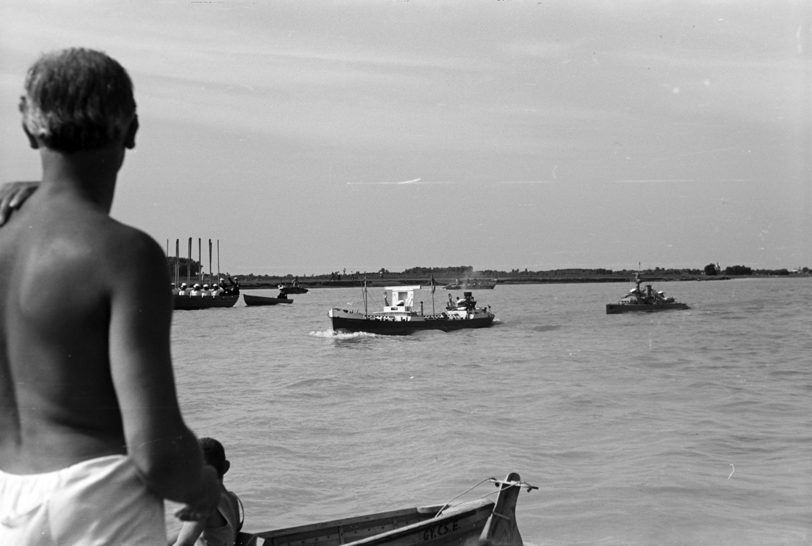 Hungary, Győr, a Hitlerjugend westfáliai tengerészalakulatának hajóraja a Dunán. A felvétel 1939. augusztus 20-án készült., 1939, Nagy István, Danube, back, motorboat, Fortepan #264330