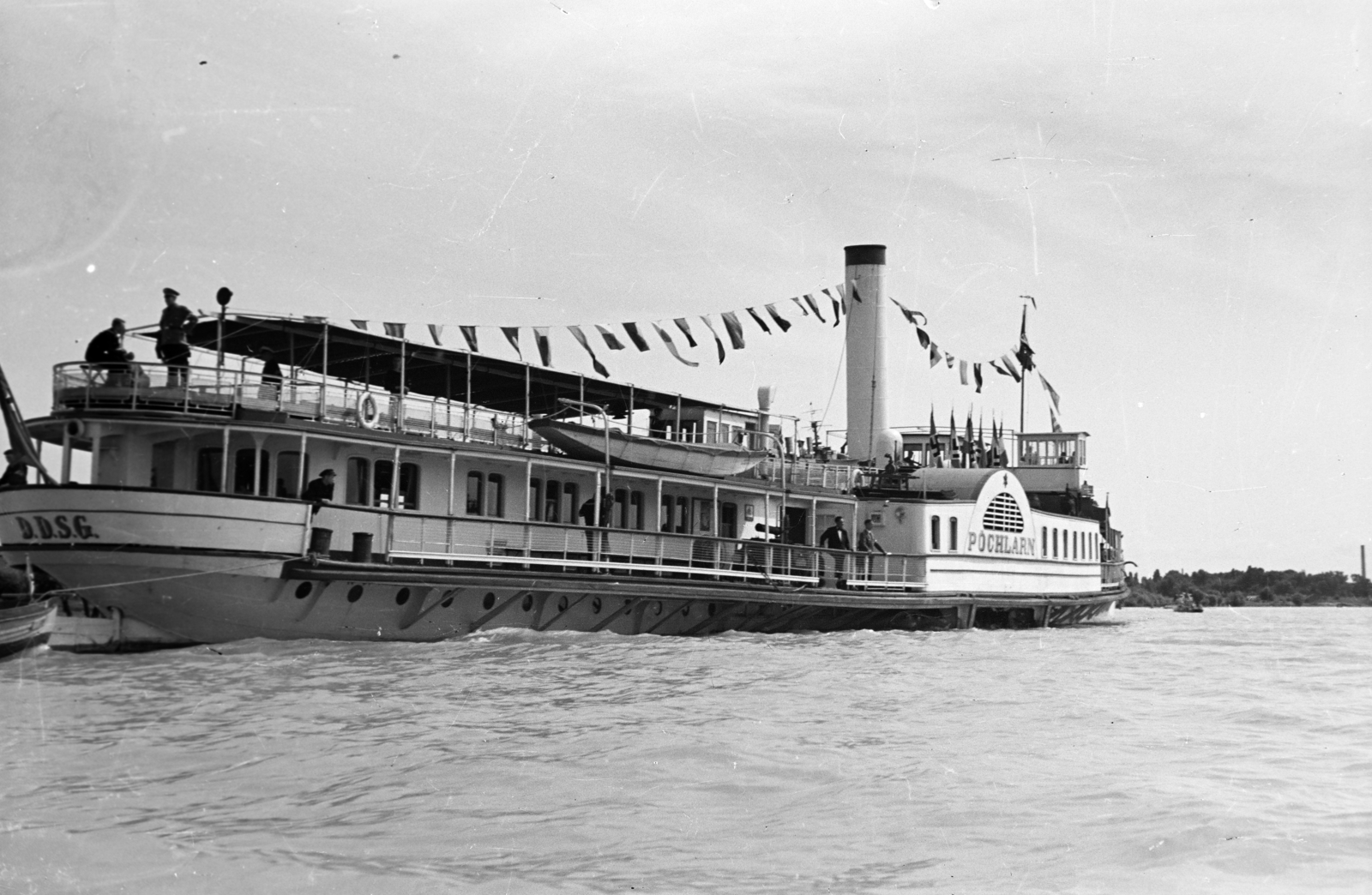 Hungary, Győr, a Hitlerjugend westfáliai tengerészalakulatának felvonulása a Dunán, a Pöchlarn német oldalkerekes gőzhajó. A felvétel 1939. augusztus 20-án készült., 1939, Nagy István, flag, Danube, steamboat, Fortepan #264346