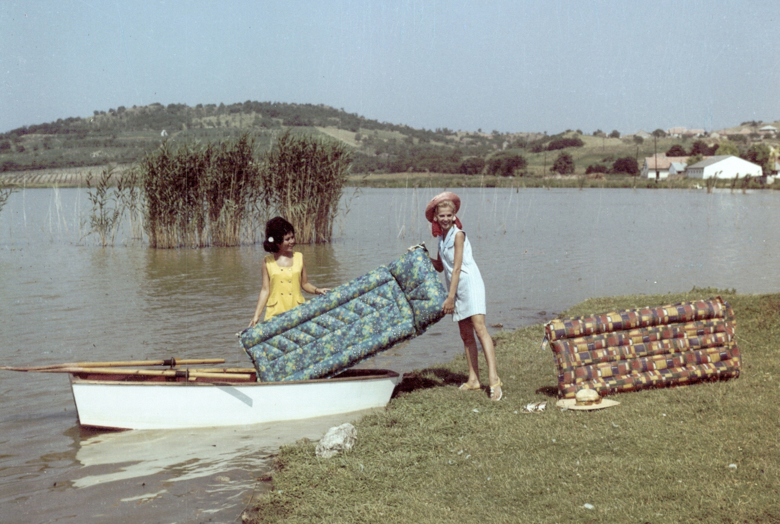 Magyarország,Balaton, Tihany, Belső-tó. A Palma Gumigyár reklámfotója., 1969, Ferencvárosi Helytörténeti Gyűjtemény, reklám, színes, gumimatrac, csónak, szalmakalap, modell, vízpart, manöken, fotómodell, Taurus-márka, gumiipar, Fortepan #26436