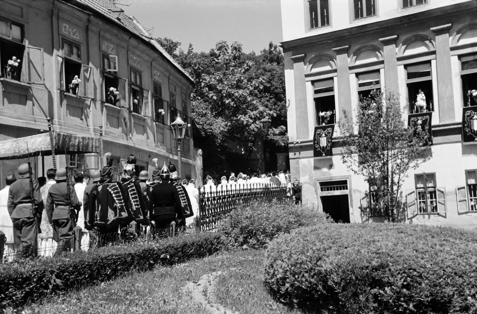 Magyarország, Győr, Bécsi kapu (Erzsébet) tér, az úrnapi körmenet résztvevői a Káptalandomb felé haladnak. A felvétel 1939. június 8-án készült., 1939, Nagy István, Nagy József, Fortepan #264361