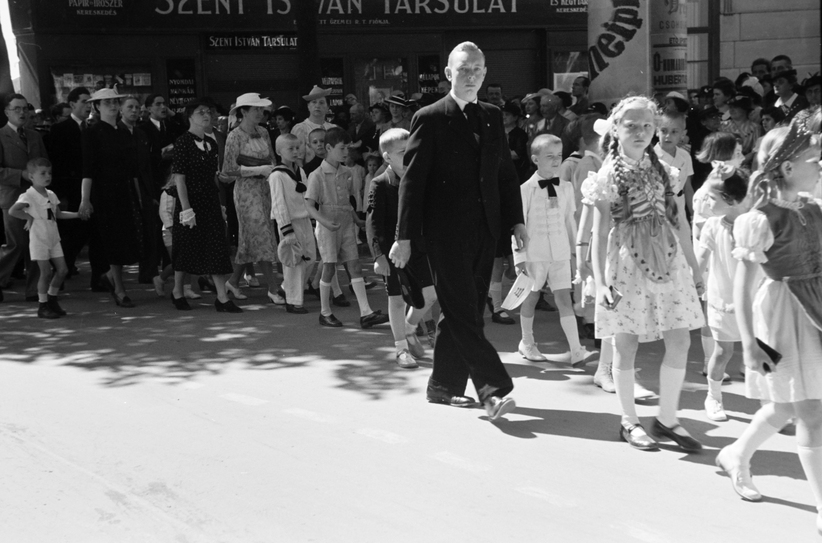 Hungary, Győr, Bécsi kapu (Erzsébet) tér, körmenet résztvevői a Karmelita templom mellett. Háttérben balra az Arad vértanuk útjnál a Szent István Társulat boltja., 1940, Nagy István, tableau, Fortepan #264364