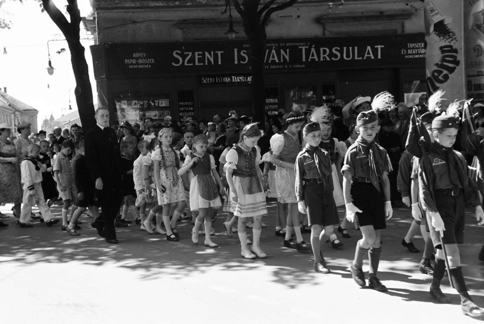 Hungary, Győr, Bécsi kapu (Erzsébet) tér, körmenet résztvevői a Karmelita templom mellett. Háttérben balra az Arad vértanuk útjnál a Szent István Társulat boltja., 1940, Nagy István, tableau, Fortepan #264365