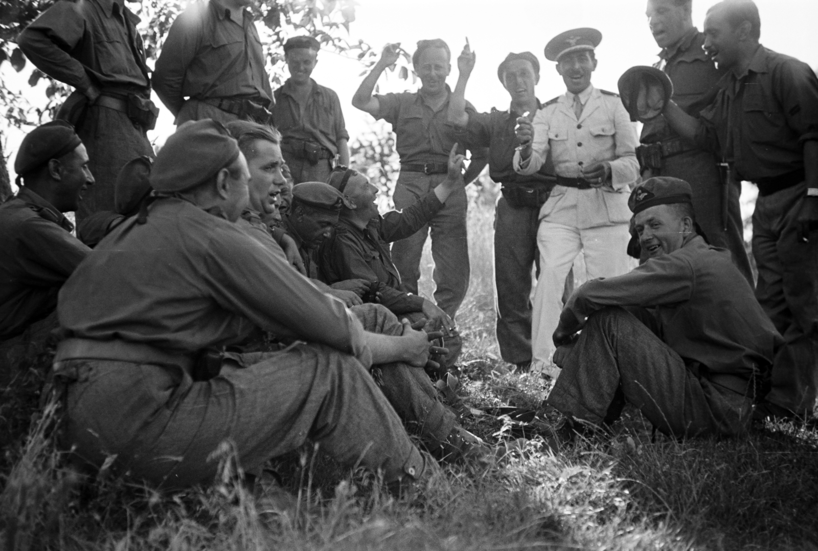 Hungary, Sárszentmihály, pihenő katonák a település közelében., 1940, Nagy István, Best of, tableau, Royal Hungarian Air Force, singing, Fortepan #264369