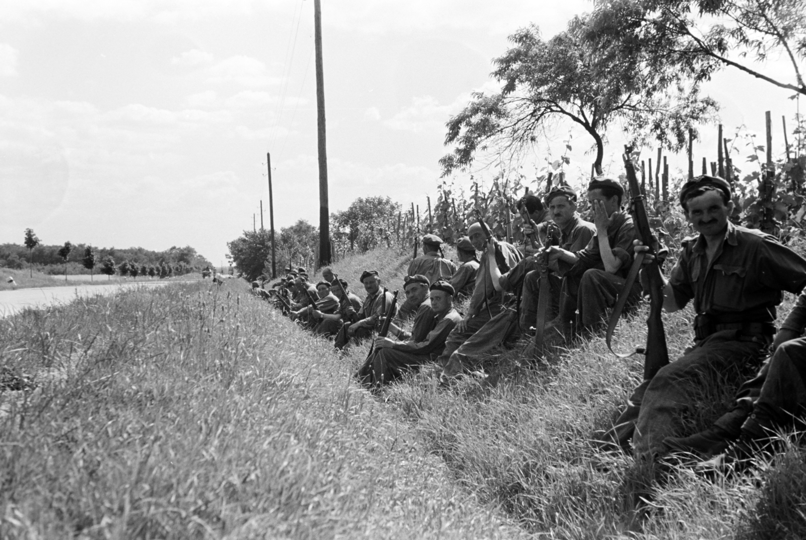 Hungary, Sárszentmihály, pihenő katonák a település közelében., 1940, Nagy István, Royal Hungarian Air Force, gun, Fortepan #264372