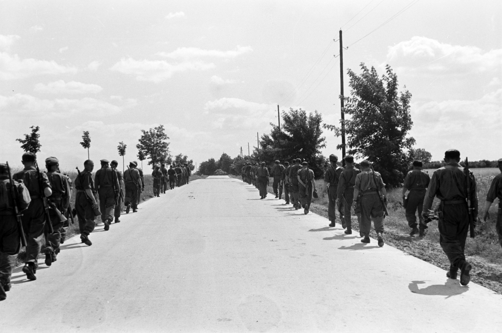 Hungary, Sárszentmihály, katonák menetoszlopa a település közelében., 1940, Nagy István, Royal Hungarian Air Force, Fortepan #264374