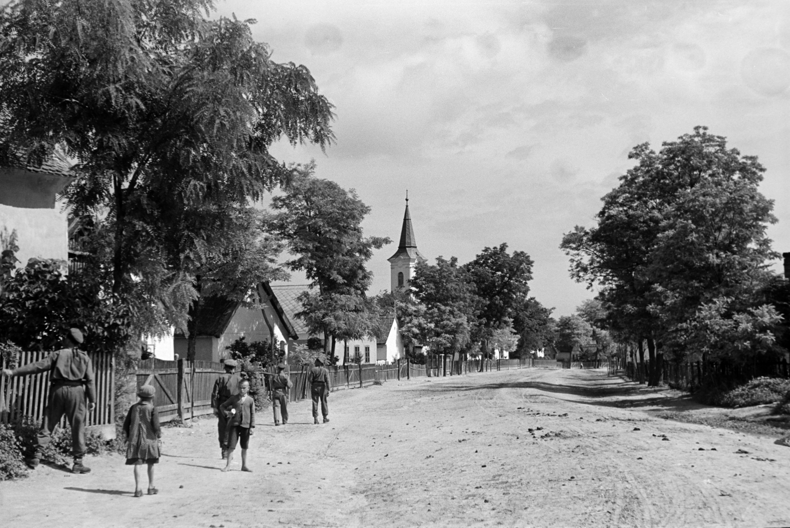 Hungary, Sárszentmihály, a mai Május 1 utca, szemben a református templom tornya látható., 1940, Nagy István, Fortepan #264378