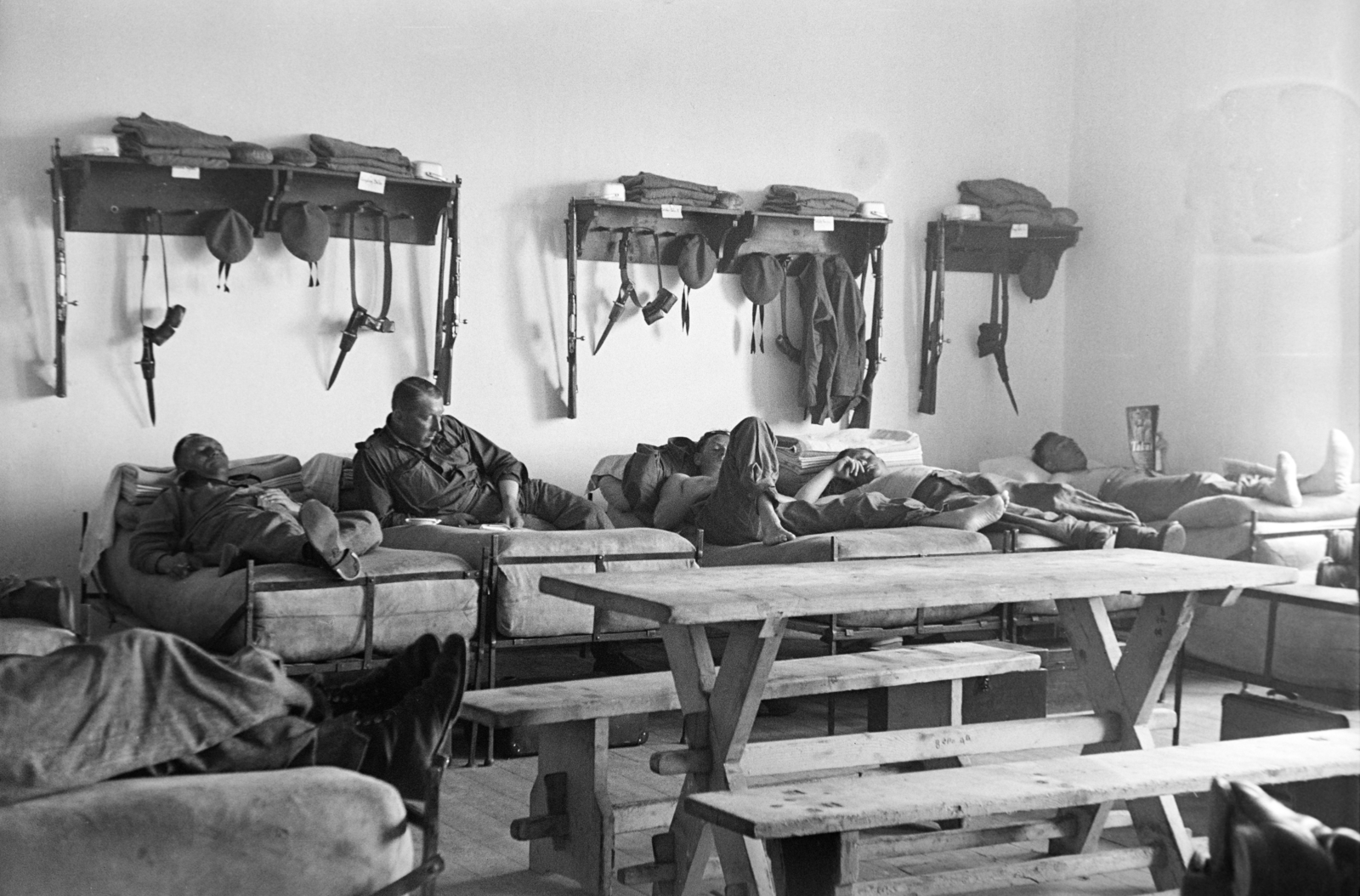 1940, Nagy István, Best of, berth, iron bed, bayonet, Royal Hungarian Air Force, quarters, gun, Fortepan #264384