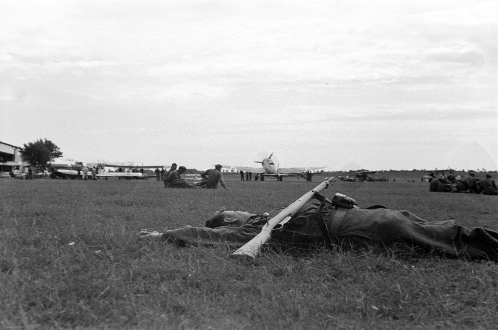Hungary, Székesfehérvár, Sóstó, pihenő katonák a repülőtéren., 1940, Nagy István, lying on the back, Fortepan #264385