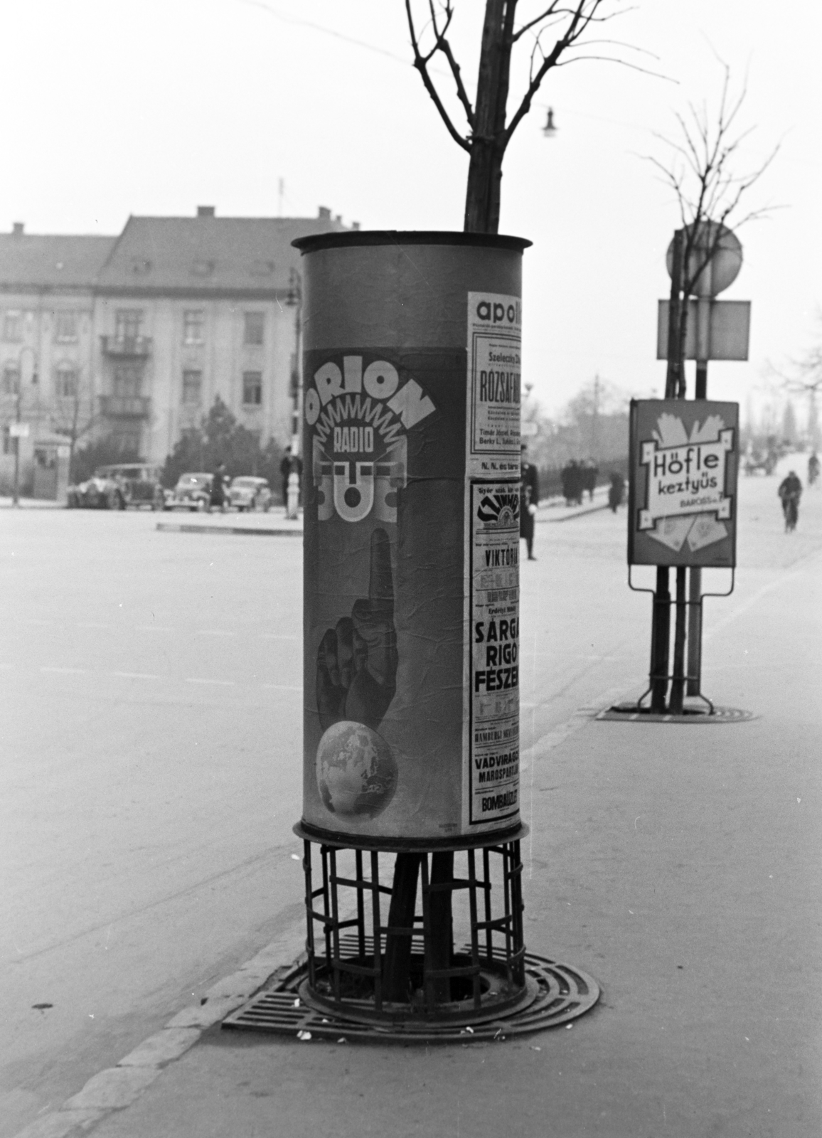 Hungary, Győr, Baross út - Szent István út sarok. Balra a háttérben a Bisinger sétány 2. és 4. számú ház, jobbra a Baross híd., 1940, Nagy István, ad pillar, poster, Orion-brand, Fortepan #264387