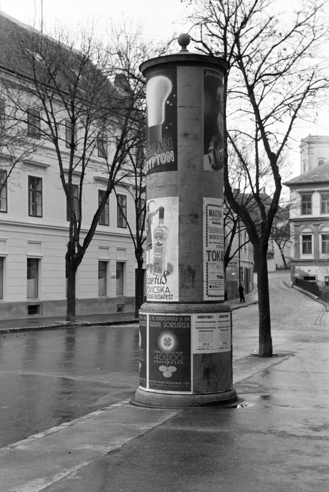 Hungary, Győr, Bécsi kapu (Erzsébet) tér az Altabak-ház előtt, jobbra a Király utca torkolata., 1940, Nagy István, ad pillar, poster, Fortepan #264389