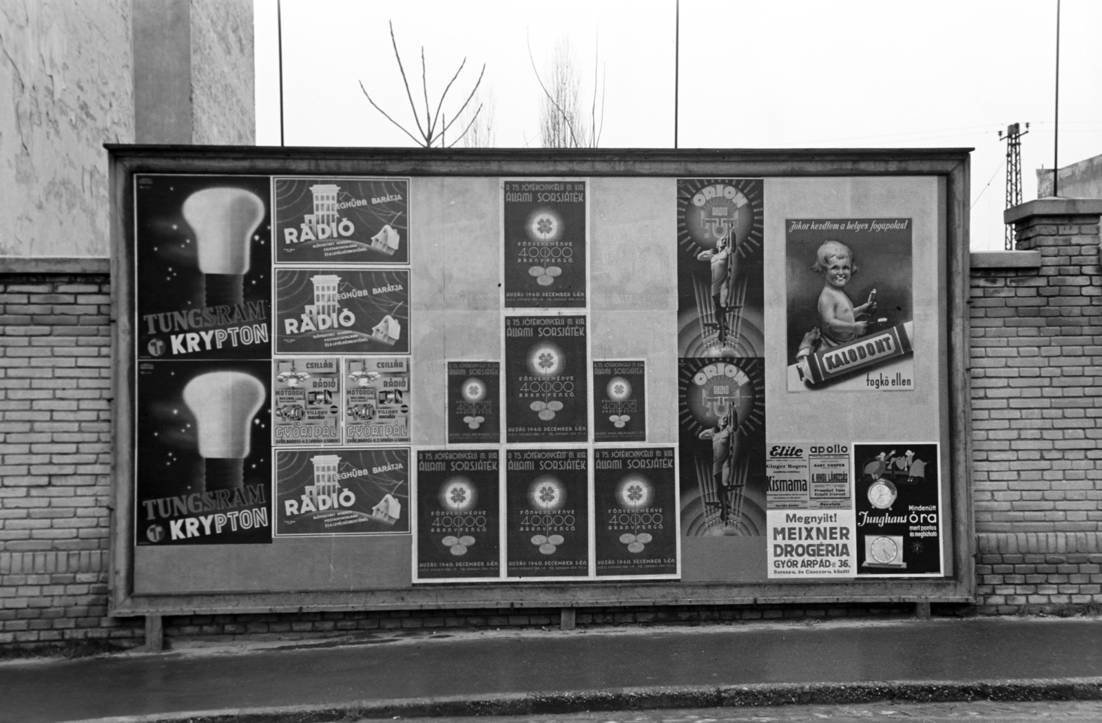 Hungary, Győr, reklámtábla a Bisinger József sétány 8-as számú beépítetlen telek kerítése előtt., 1940, Nagy István, poster, billboard, Fortepan #264390