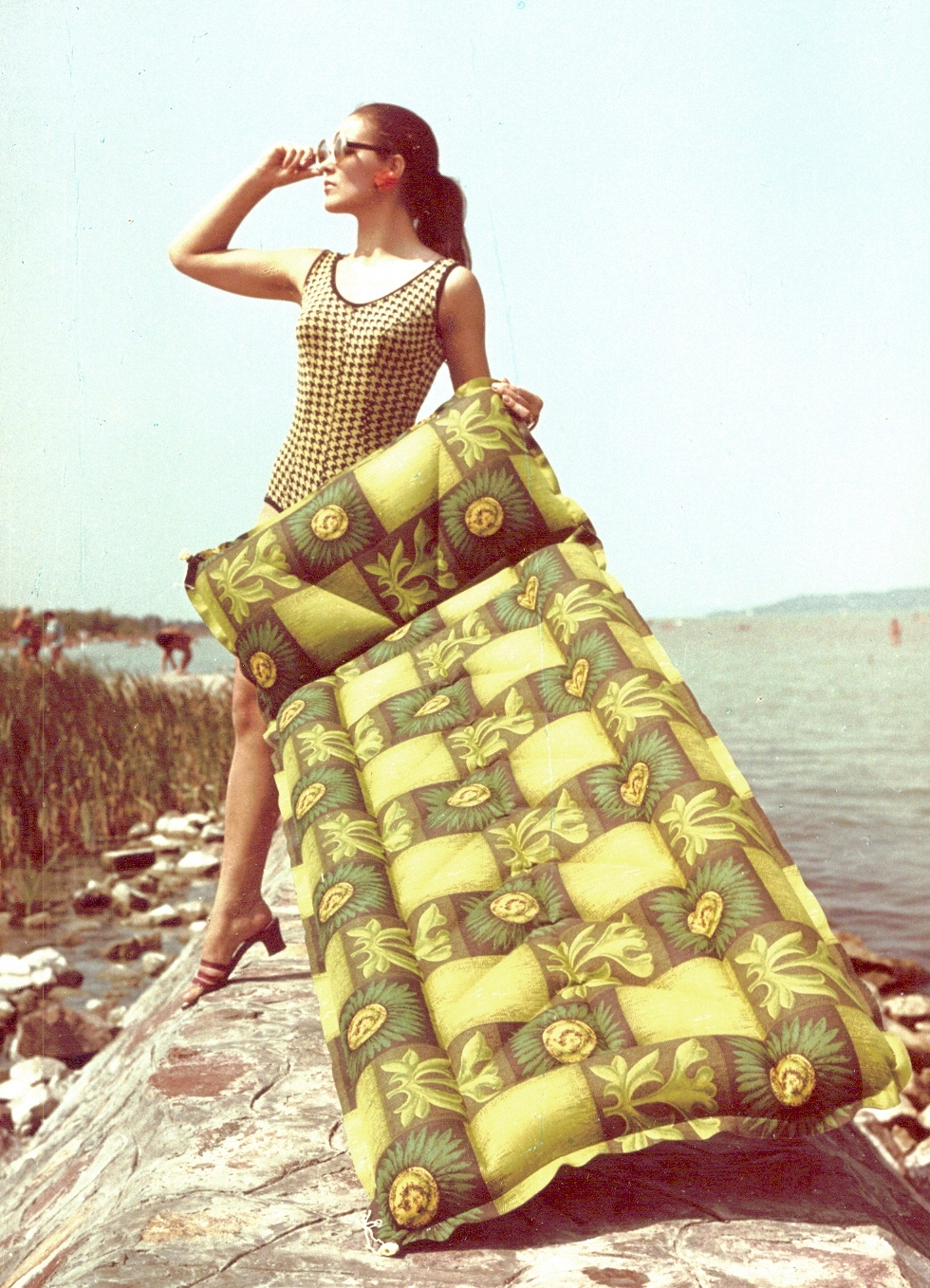 Magyarország,Balaton, a Palma Gumigyár reklámfotója, Pataki Ági manöken., 1969, Ferencvárosi Helytörténeti Gyűjtemény, reklám, színes, gumimatrac, manöken, fotómodell, Taurus-márka, fürdőruha, gumiipar, Fortepan #26440