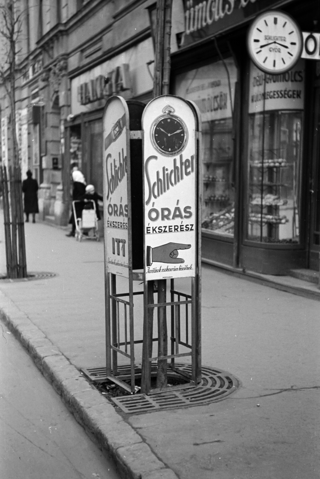 Hungary, Győr, Schlichter Zoltán órás és ékszerész reklámtáblája a Baross út 29-es számú ház előtt., 1941, Nagy István, Best of, ad pillar, poster, Fortepan #264401