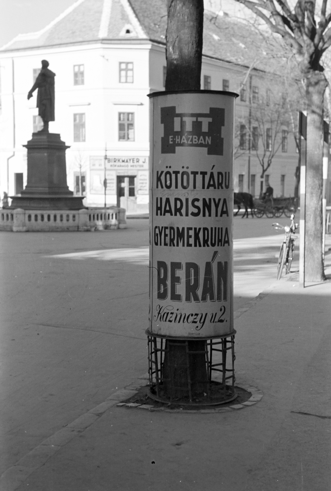 Hungary, Győr, Bécsi kapu (Erzsébet) tér, Kisfaludy Károly szobra (Mátrai Lajos György, 1892.), háttérben a Schäffer-ház., 1941, Nagy István, ad pillar, poster, Fortepan #264404