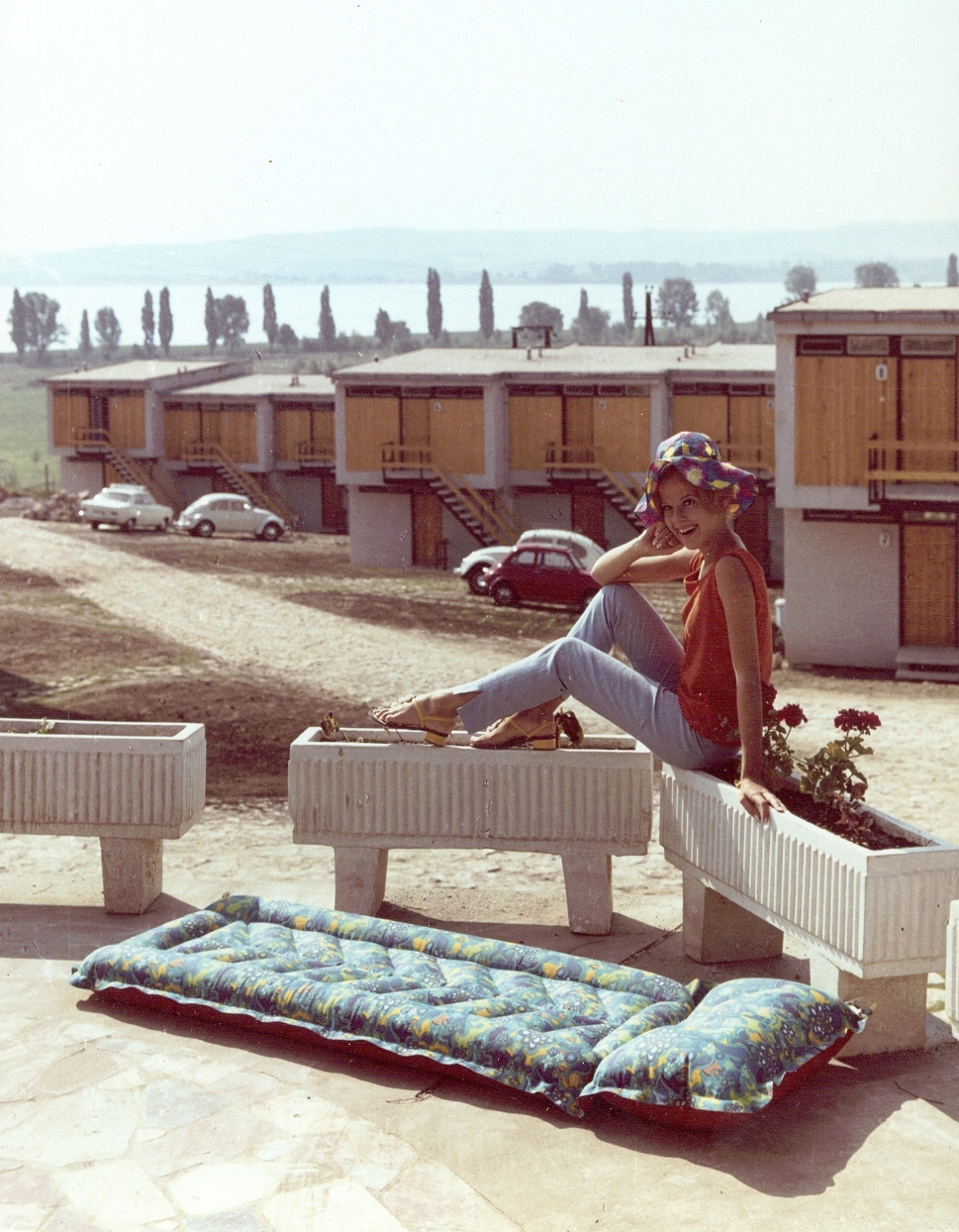 Magyarország,Balaton, Tihany, Cserhegy, a BMW autóklub társasüdülője. A Palma Gumigyár reklámfotója., 1969, Ferencvárosi Helytörténeti Gyűjtemény, reklám, színes, gumimatrac, manöken, fotómodell, Taurus-márka, gumiipar, Fortepan #26441