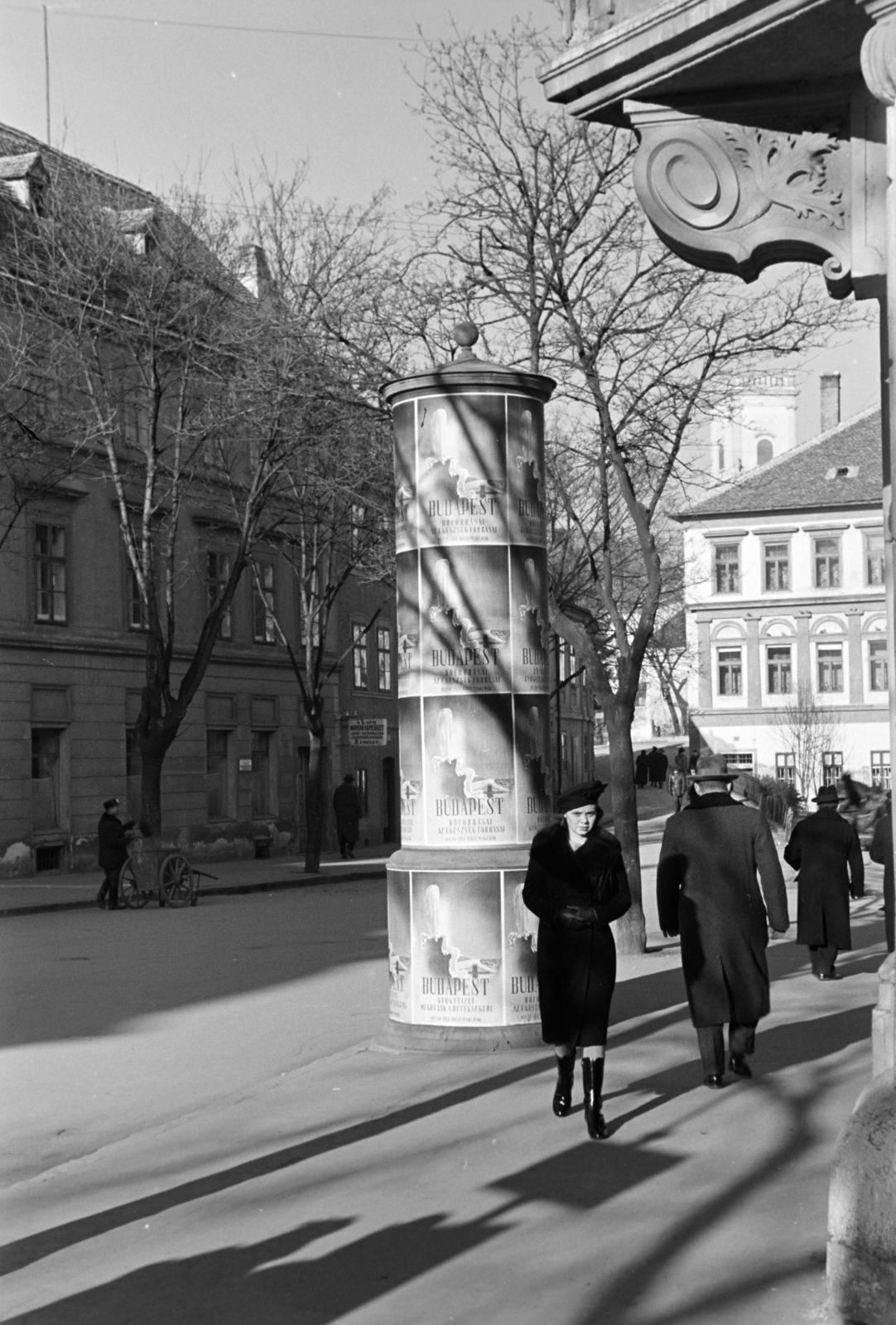 Hungary, Győr, Bécsi kapu (Erzsébet) tér az Altabak-ház előtt, jobbra a Király utca torkolata., 1941, Nagy István, ad pillar, poster, Fortepan #264417