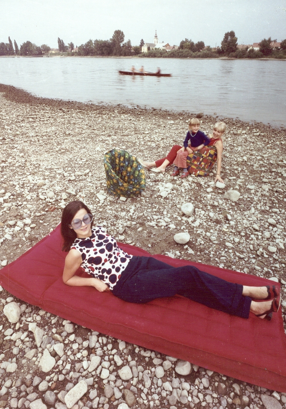 Hungary, Leányfalu, szemben Pócsmegyer református temploma. A Palma Gumigyár reklámfotója., 1969, Ferencvárosi Helytörténeti Gyűjtemény, ad, colorful, air mattress, photo model, Taurus-brand, rubber industry, Fortepan #26442