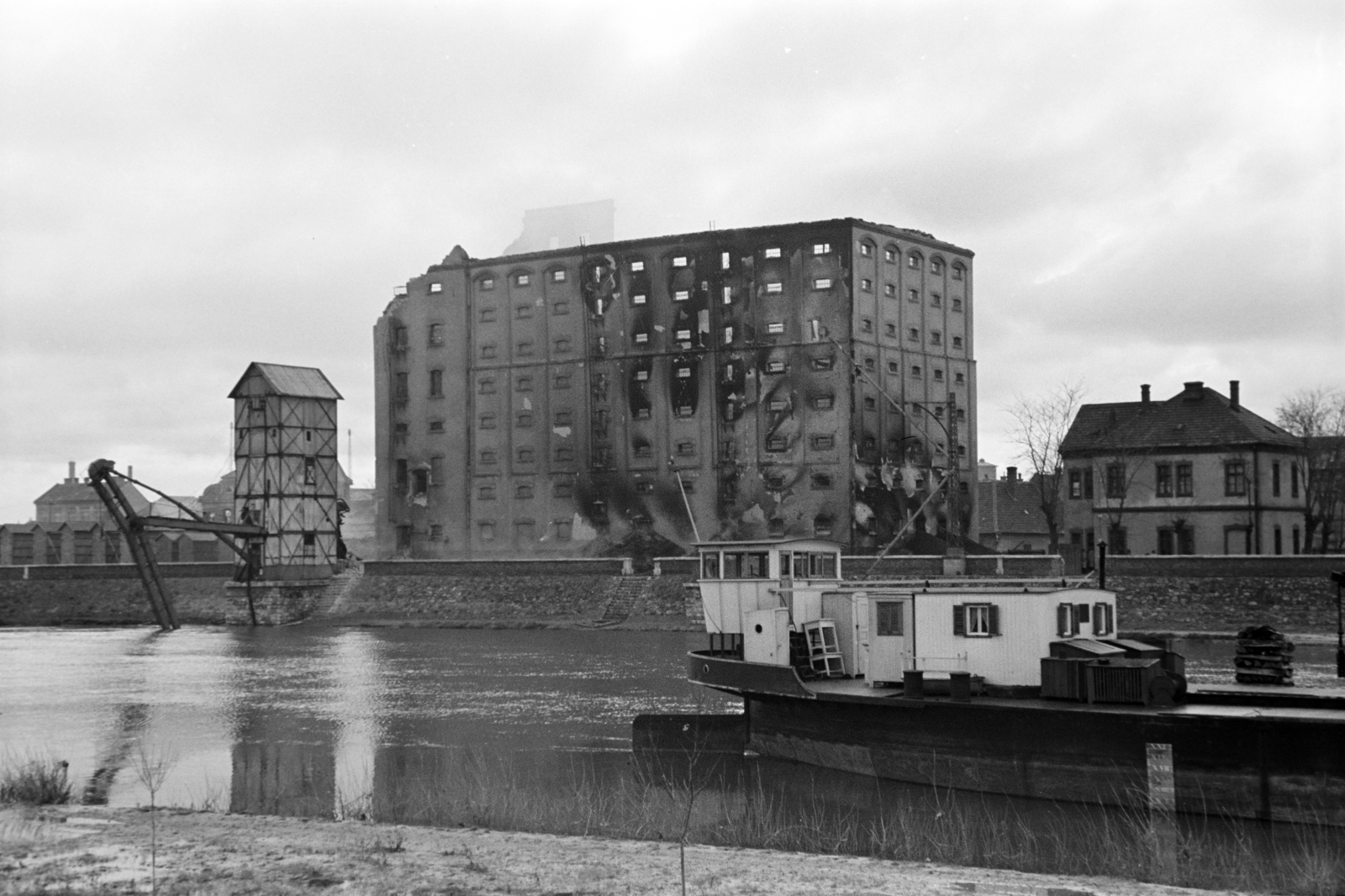 Magyarország, Győr, az 1940. áprilisában leégett gabonaraktár a Mosoni-Duna partján., 1941, Nagy István, Nagy József, Fortepan #264423