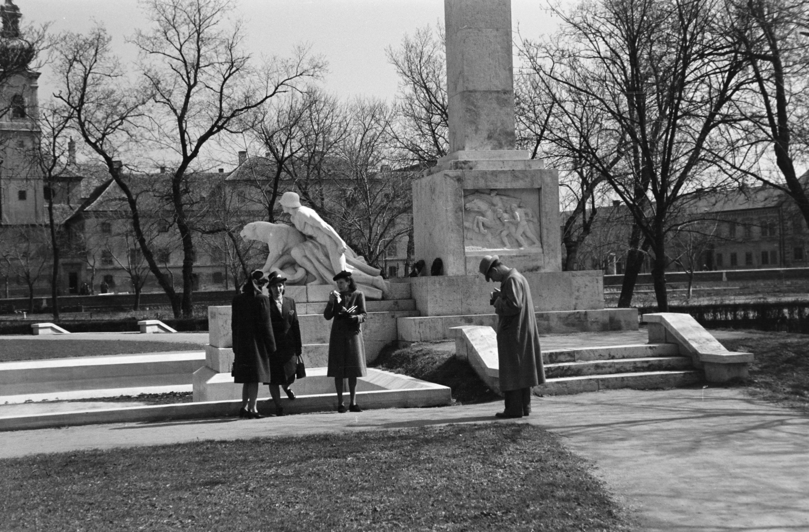 Magyarország, Győr, Radó-sziget, I. világháborús hősi emlékmű (Horvay János, 1938.)., 1941, Nagy István, Nagy József, Fortepan #264426