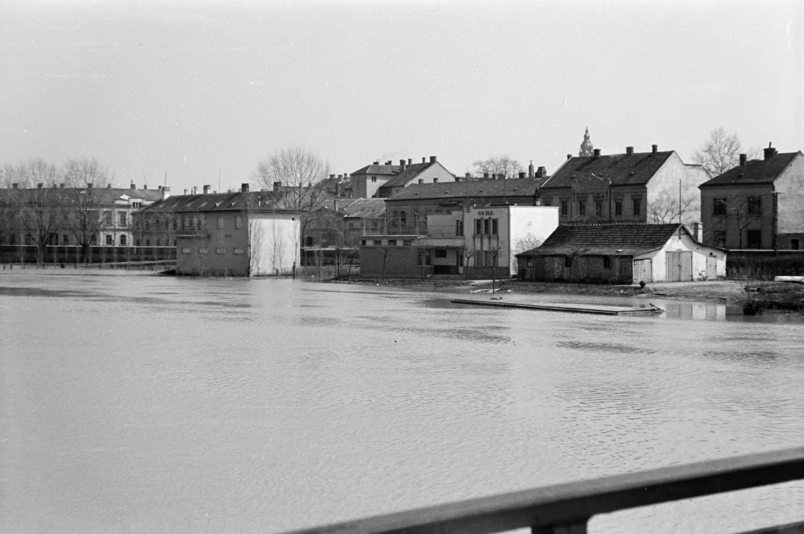 Hungary, Győr, látkép a Petőfi (Horthy) hídról, jobbra az ÉDÁSZ csónakház a Rába partján. A felvétel a Rábán 1940. márciusában levonuló jeges ár idején készült., 1940, Nagy István, Fortepan #264427