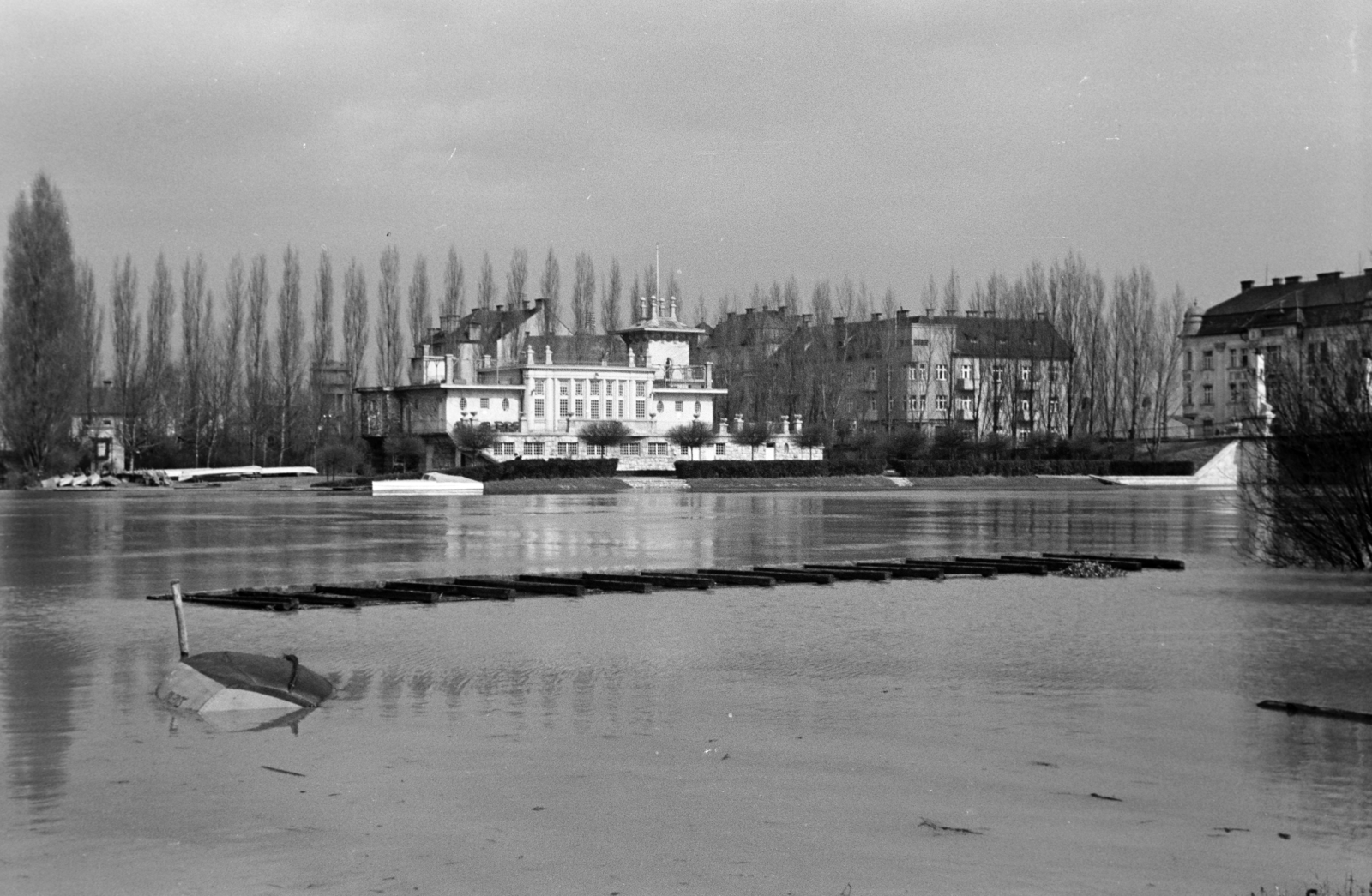 Hungary, Győr, Mosoni-Duna, szemben a túlparton Révfalu, középen a Győri Torna és Evezős Egylet (később Rába ETO, majd Győri Vízügy-Spartacus Evezős Klub) csónakháza, jobbra a Kossuth híd hídfője. A felvétel a Rábán 1940. márciusában levonuló jeges ár idején készült., 1940, Nagy István, Fortepan #264431